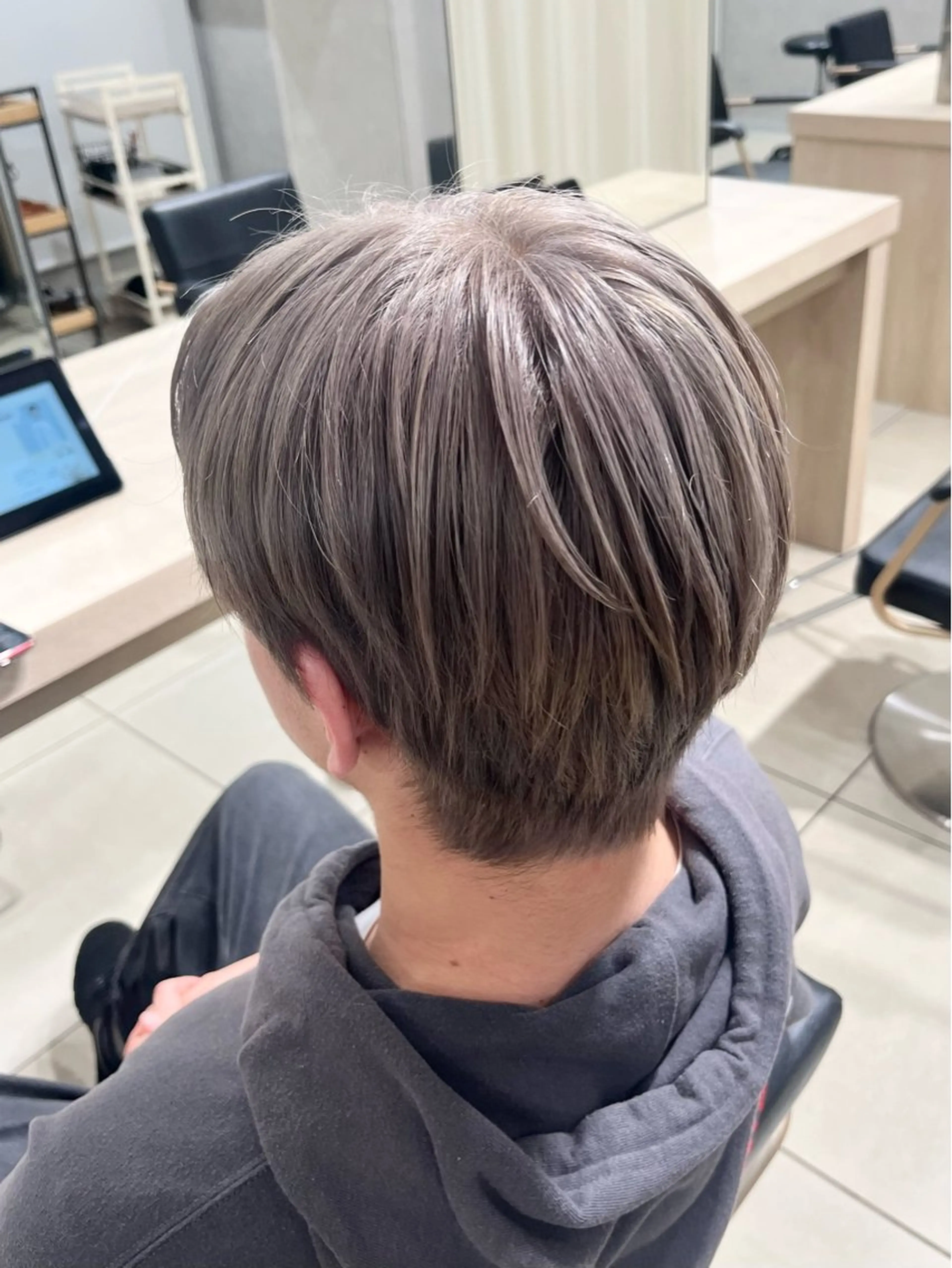 カラー メンズ メンズブリーチ ブリーチ 透明感カラー グレージュ シルバー カット ヘアカラー 巖本 真希のヘアスタイル