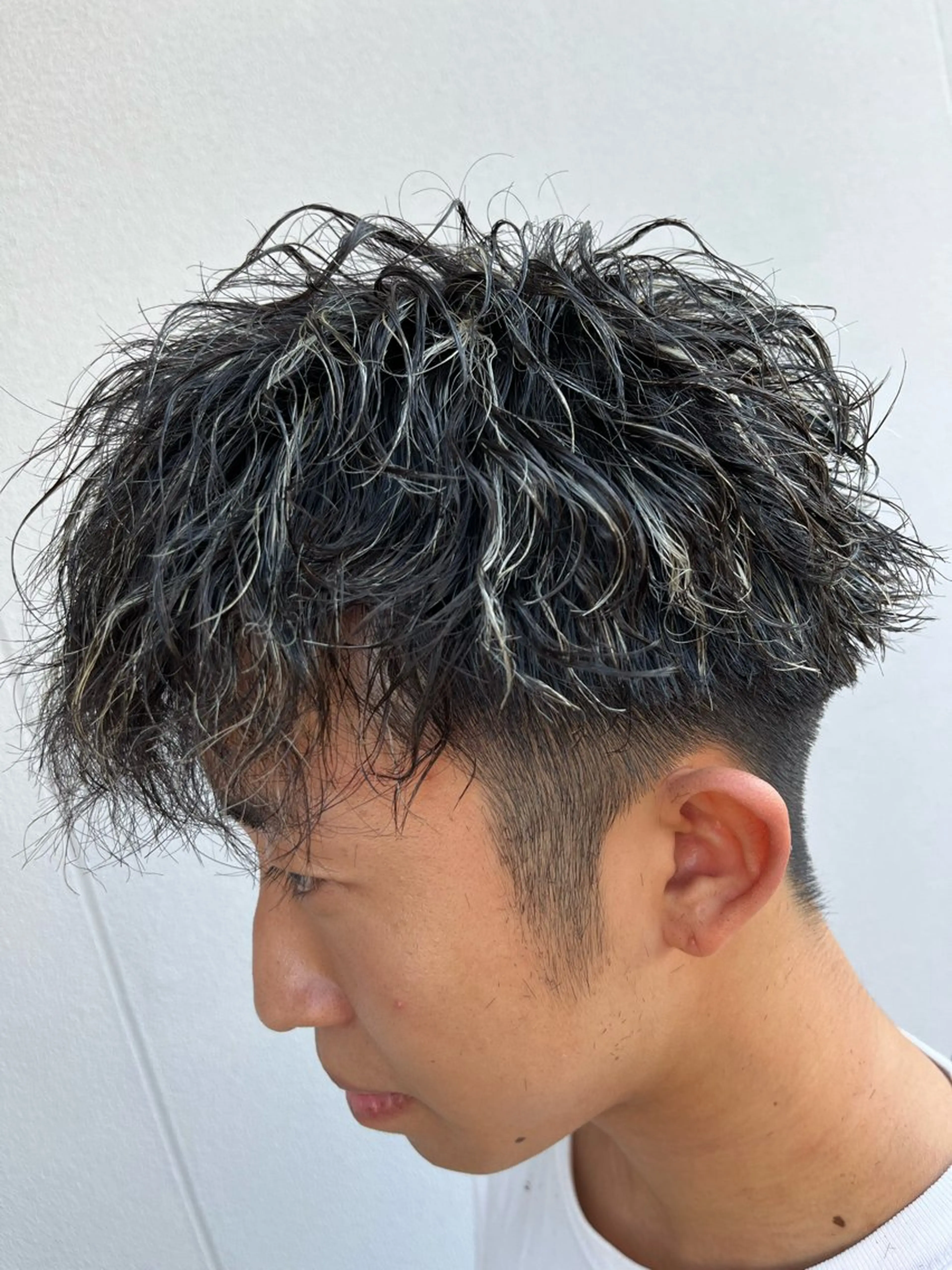 ショート カラー パーマ メンズ メンズメッシュ メンズパーマ メッシュ APREKO RIKUのヘアスタイル