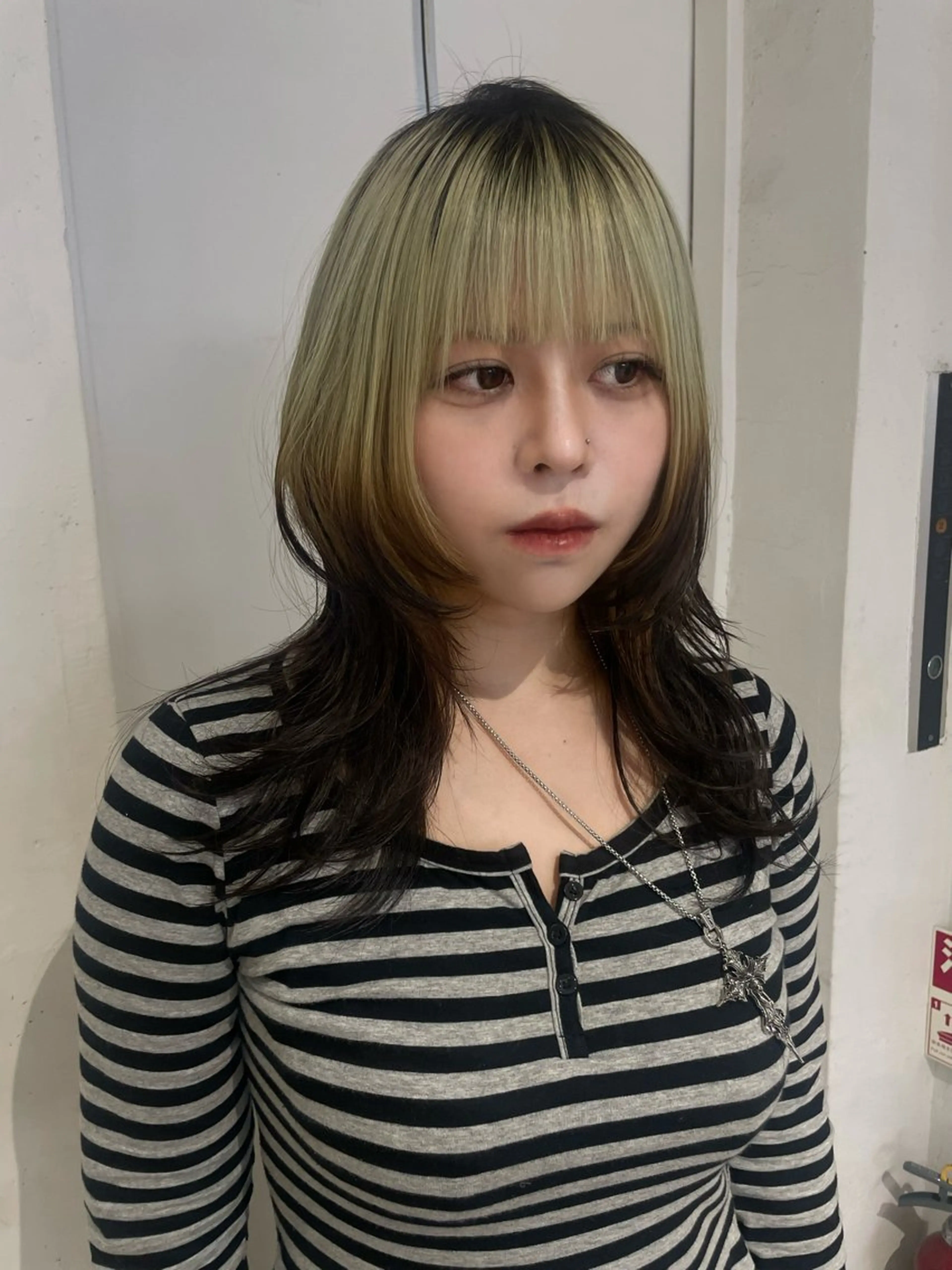 ミディアム カット ハッシュレイヤー/ ハイトーン/senaのヘアスタイル