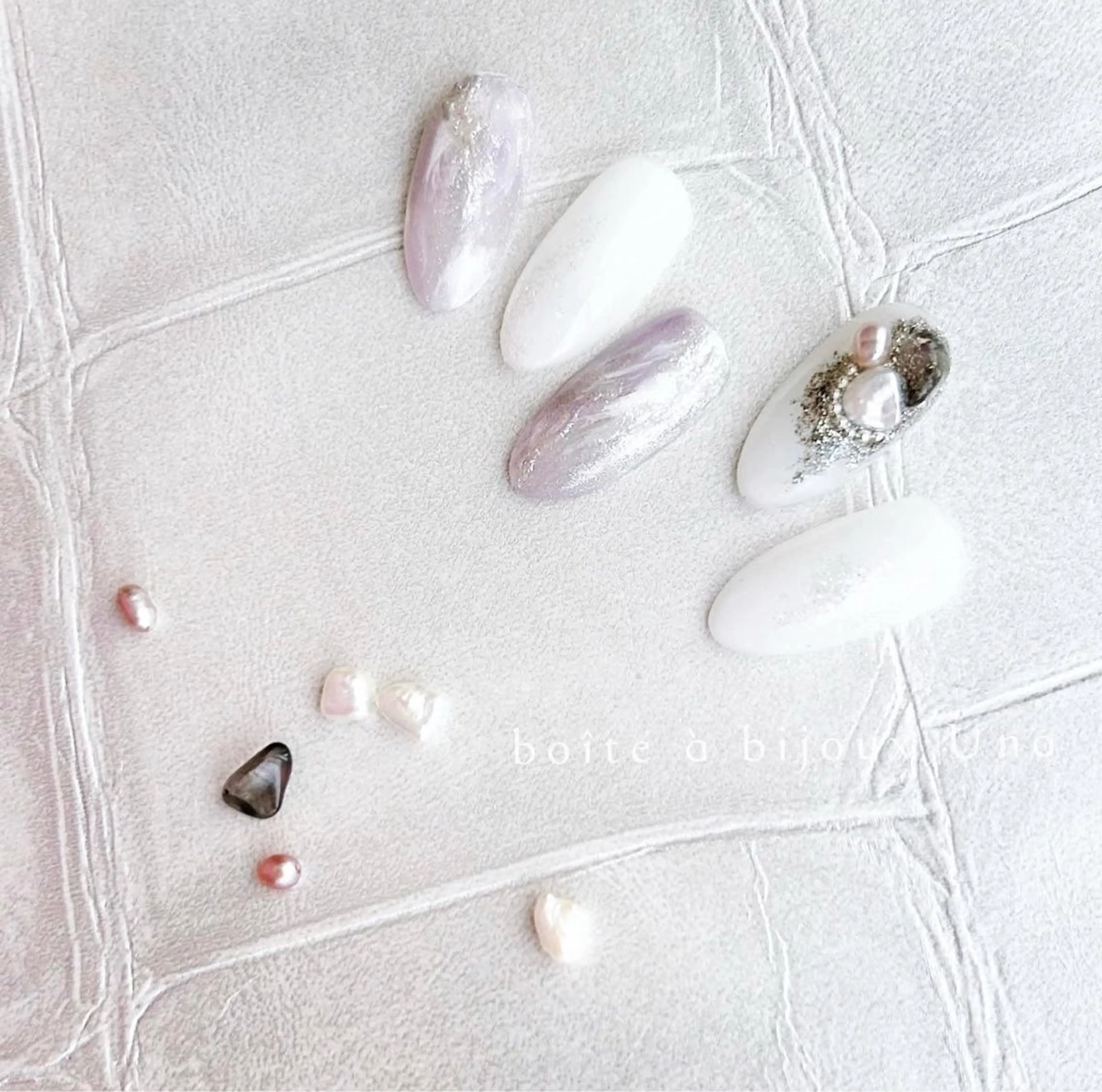 ネイル ラメ(グリッター) ストーンネイル boite a bijoux Unaのネイルデザイン