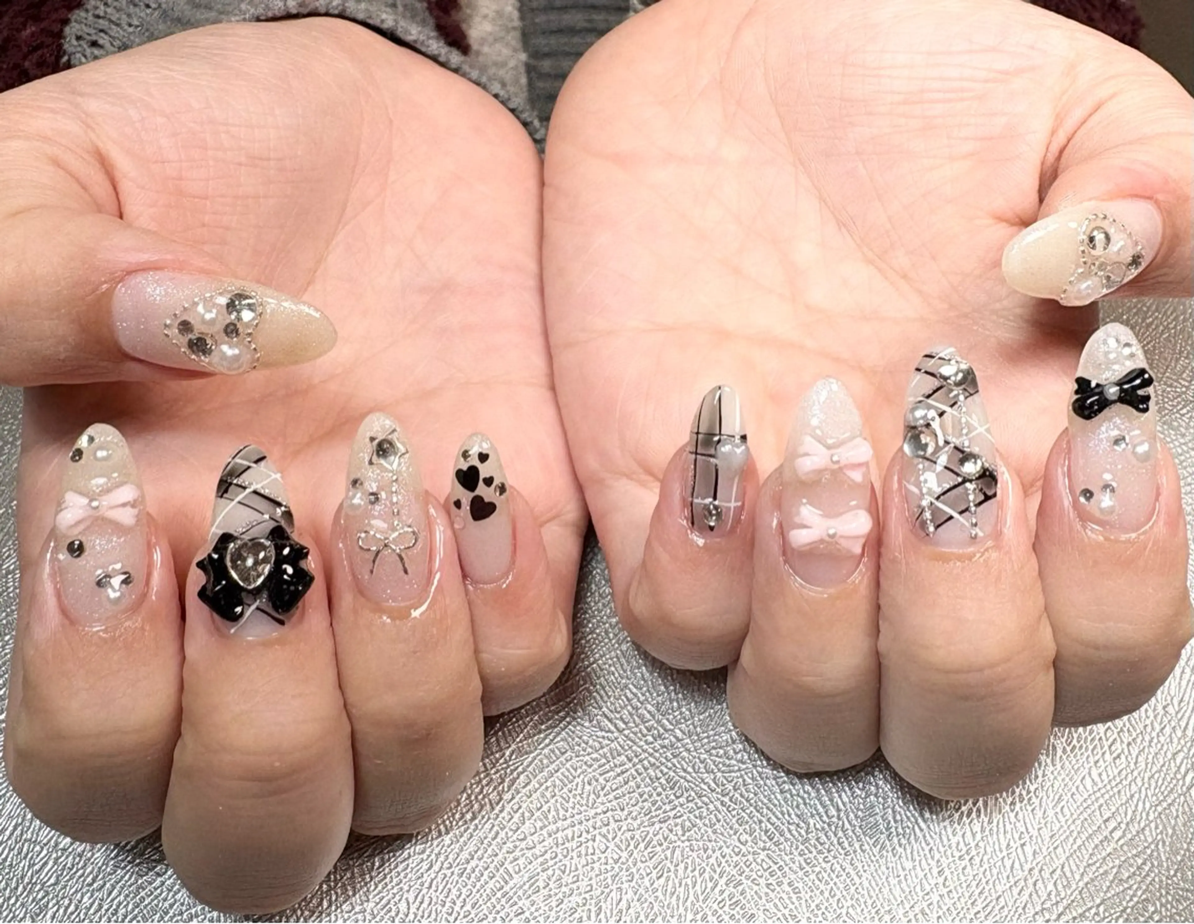 ネイル キラキラネイル 韓国ネイル リボン ホワイト ハンドネイル ✨韓国✨nail salonLumieのネイルデザイン