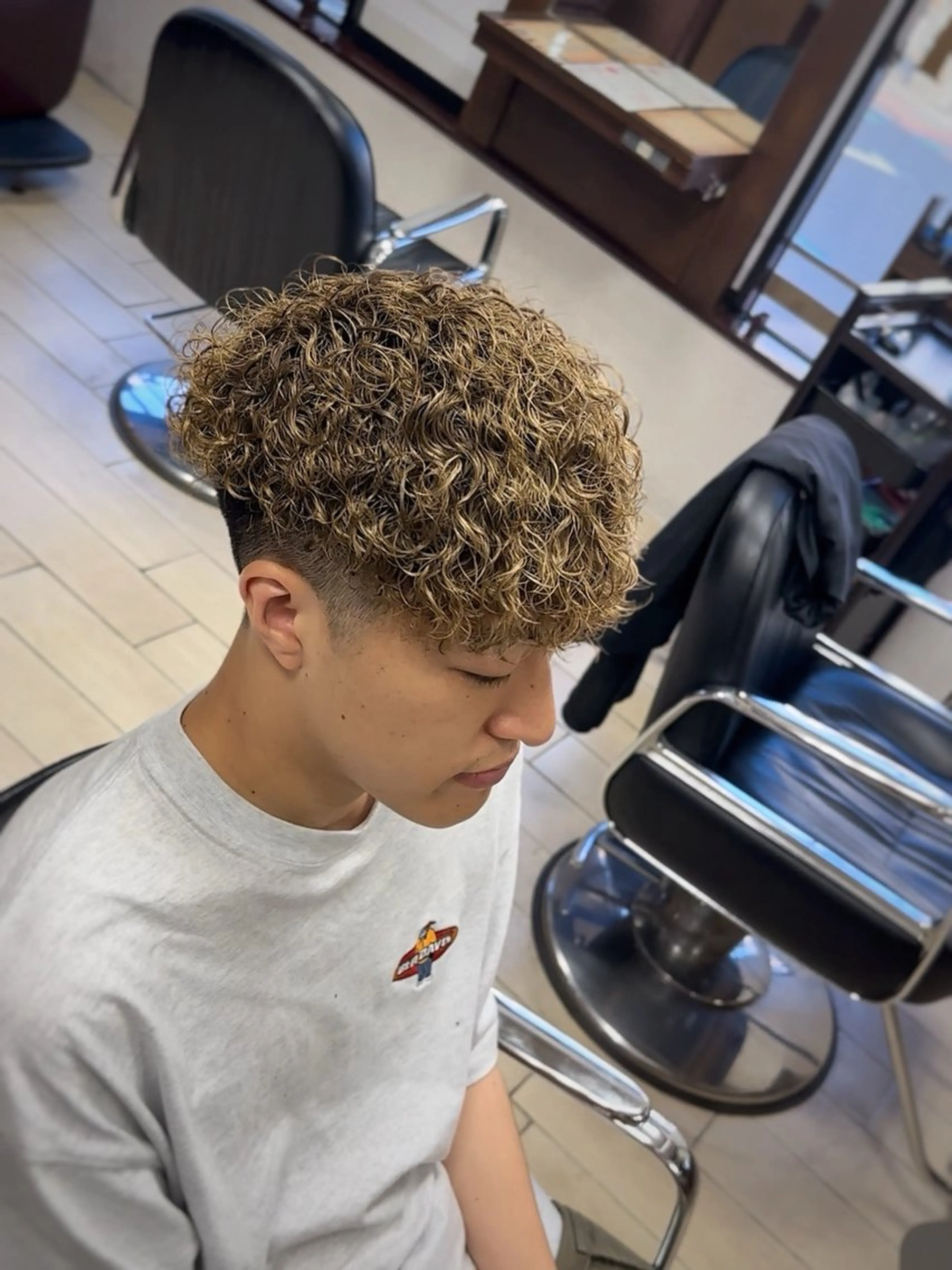 カラー メンズ メンズブリーチ ブリーチ 與那嶺 紘のヘアスタイル