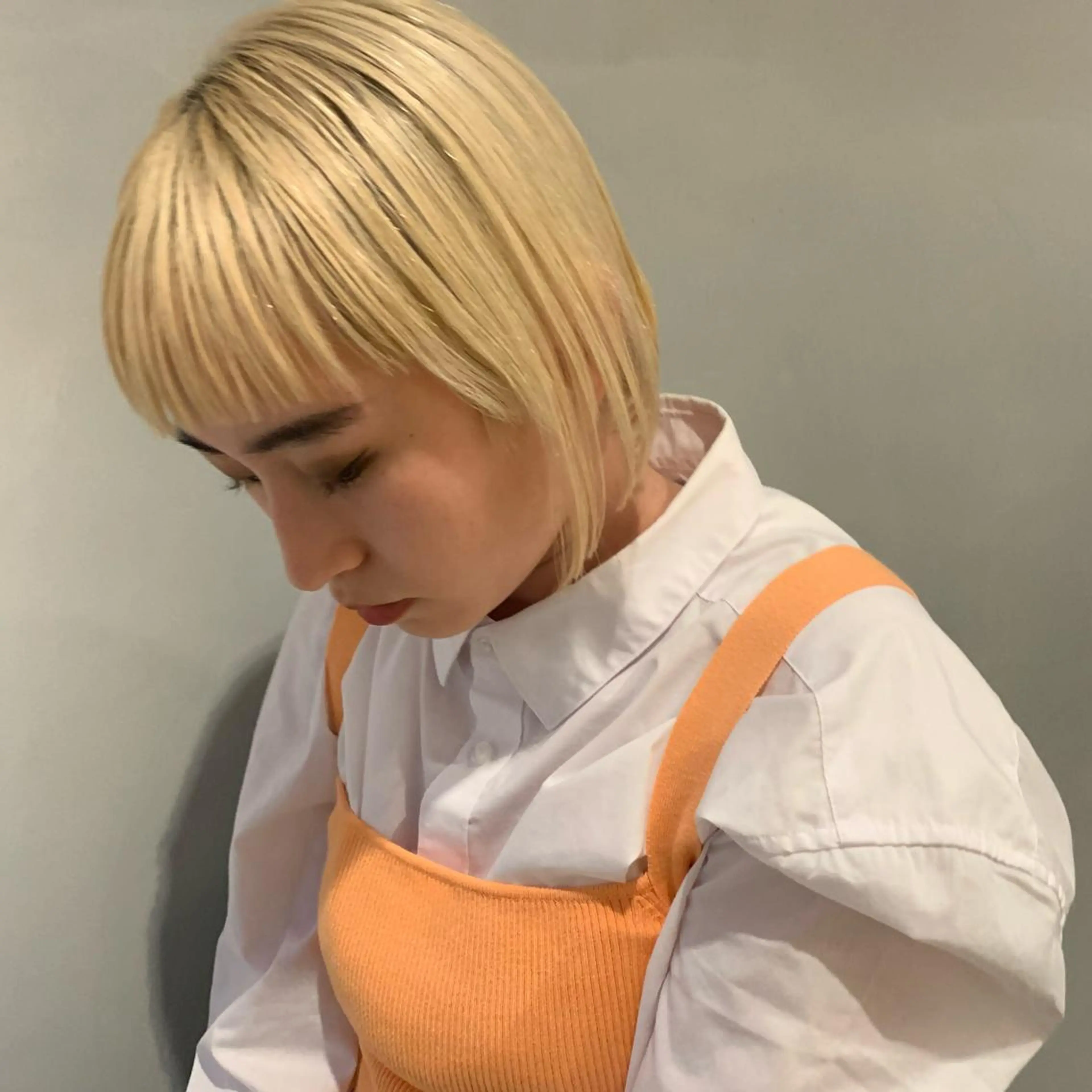 ミディアム カラー ベージュカラー ブリーチ ホワイトベージュ ヘアカラー 美髪・シールエクステ ホソタニリョウコのヘアスタイル