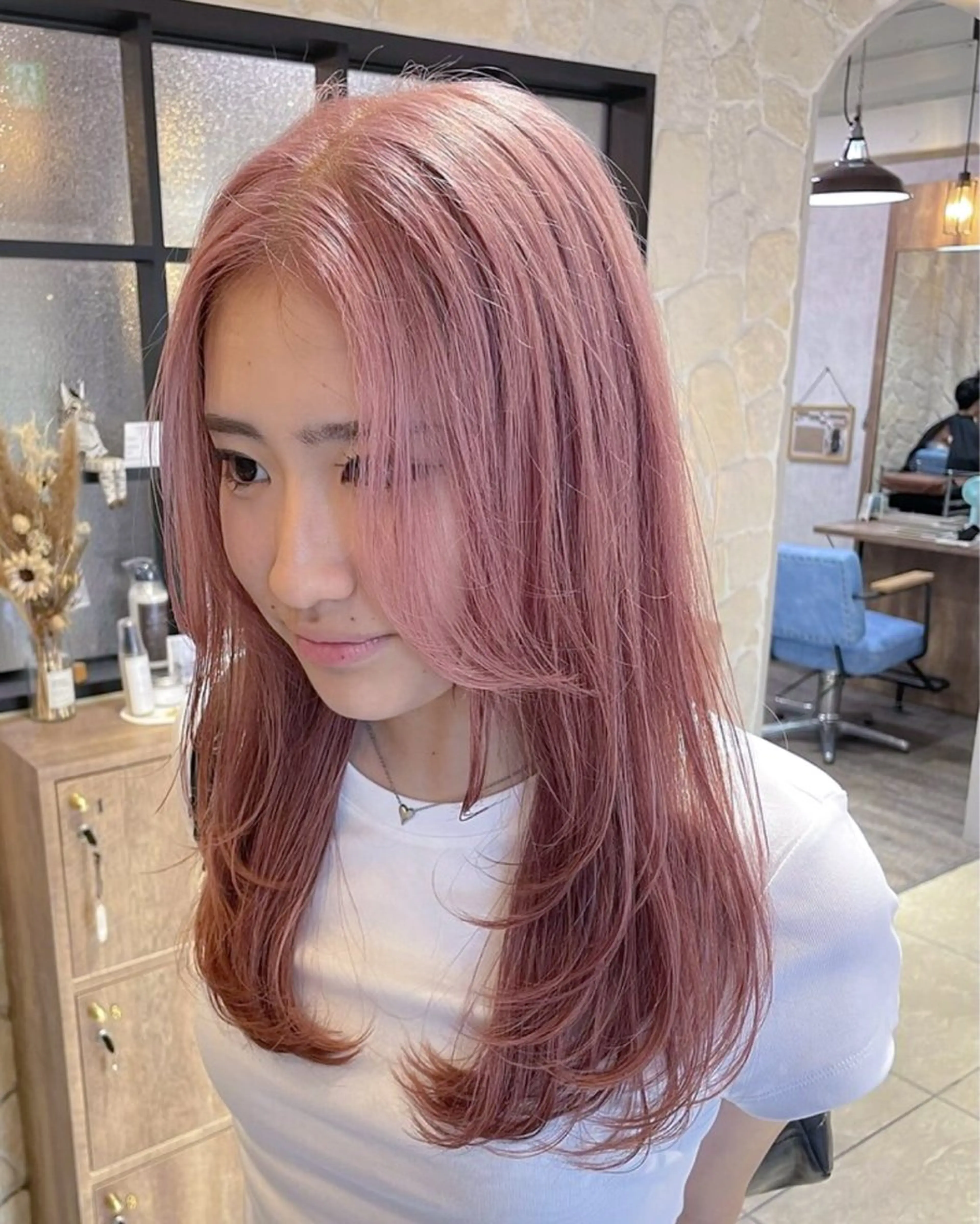 セミロング カラー ベージュカラー ハイトーンカラー ピンクカラー ピンクベージュ 顔まわりレイヤー 🐺ིྀ顔周レイヤー /髪質改善🩵aoiのヘアスタイル