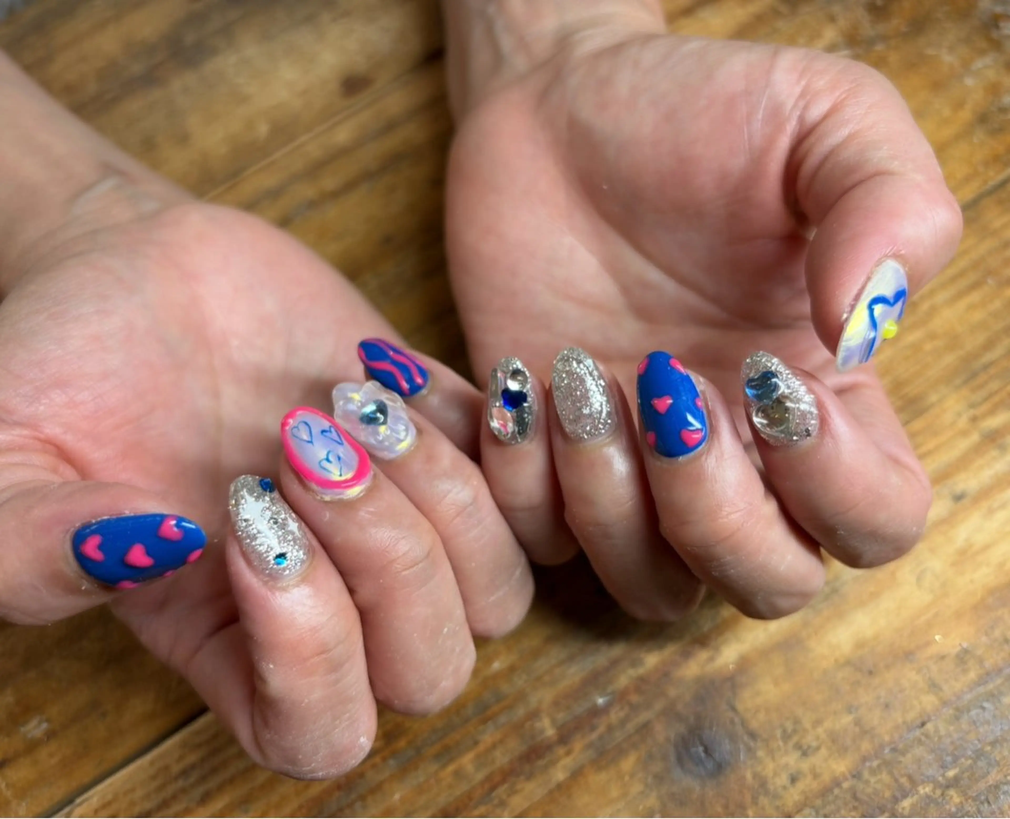 ネイル オーロラネイル ブルー ハート キラキラネイル 韓国ネイル ハンドネイル NailLife🌿 矢場町Maiアートのネイルデザイン