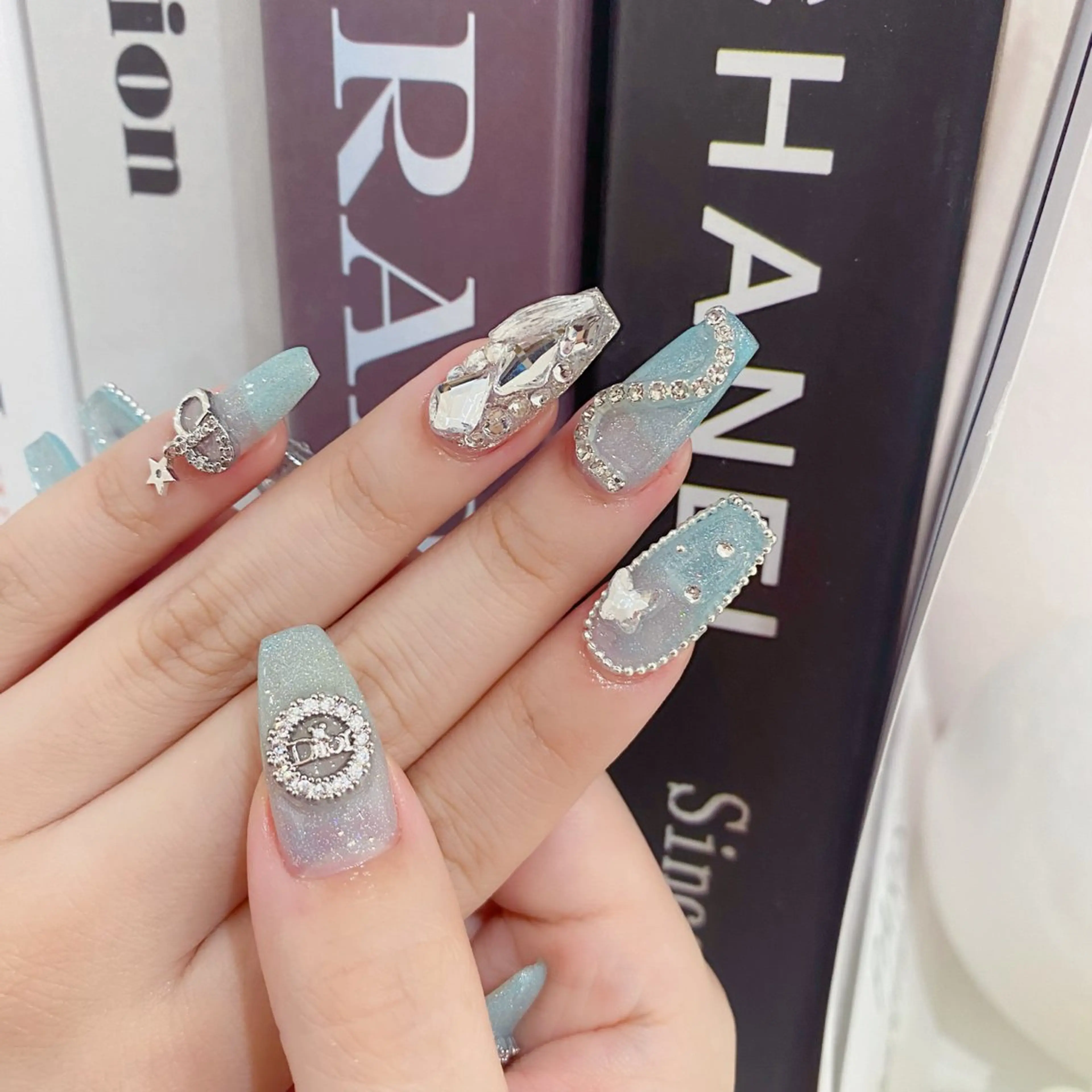 ネイル キラキラネイル ワンホンネイル nailsalon ChuColaのネイルデザイン