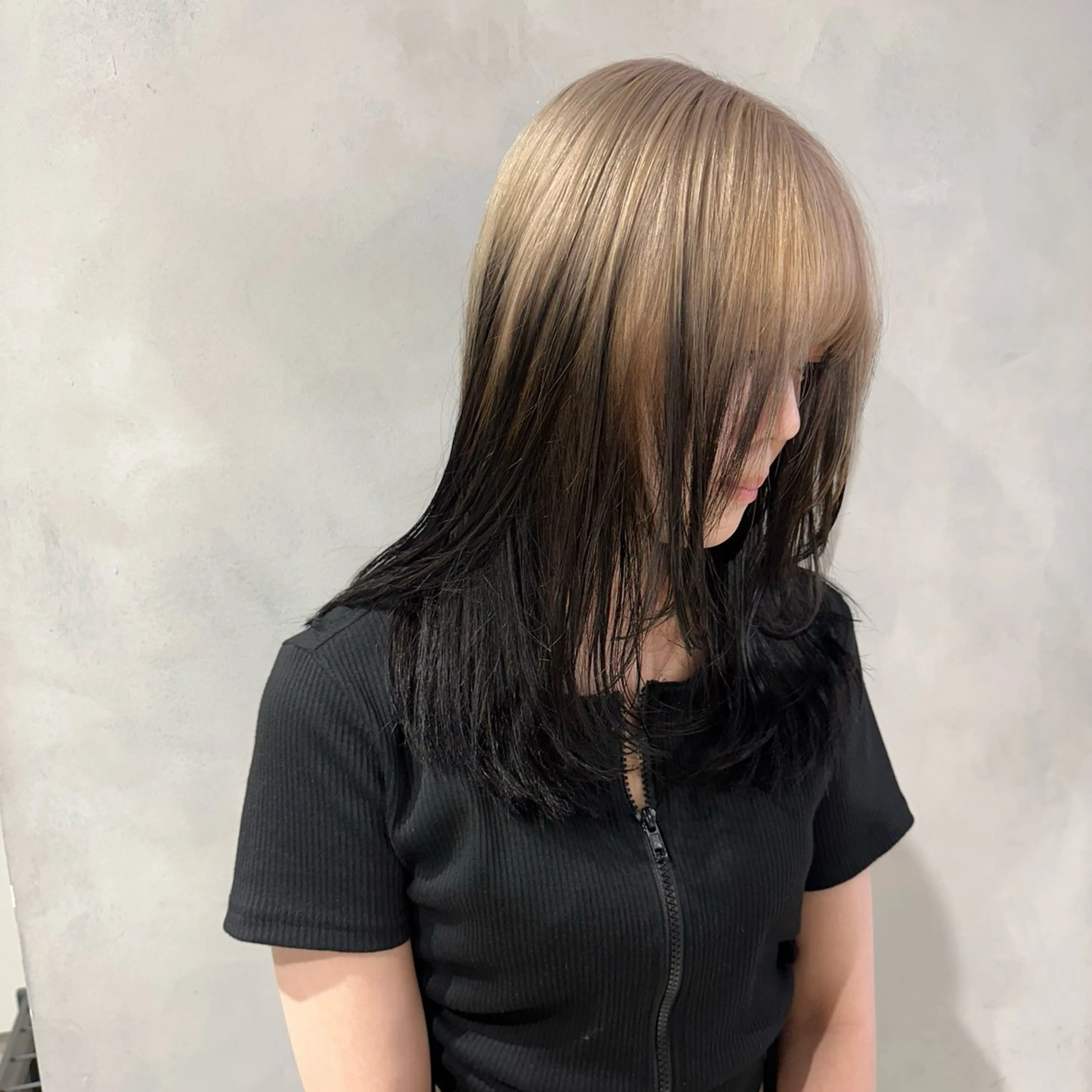 📀ルーツカラー📀[ｶｯﾄ]+[ｹｱﾌﾞﾘｰﾁ]+[全体ｶﾗｰ]+[ﾄﾘｰﾄﾒﾝﾄ]全体の毛先外しﾌﾞﾘｰﾁのデザインの写真