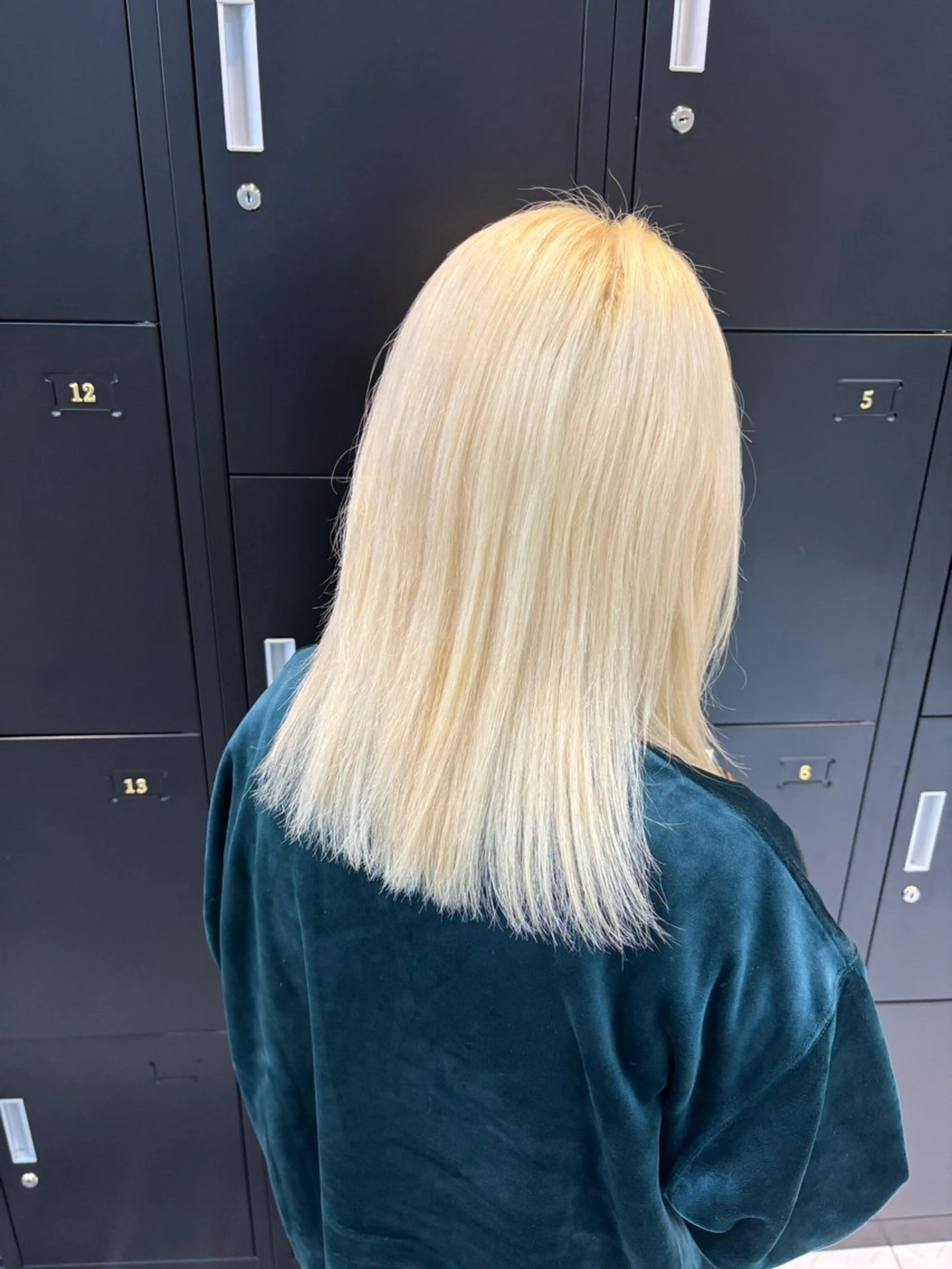 ミディアム カラー ブリーチ 抜きっぱなしブロンド ブロンド ホワイトブロンド ヘアカラー トリートメント ハイトーン/レイヤー /ケアブリーチ石川治のヘアスタイル