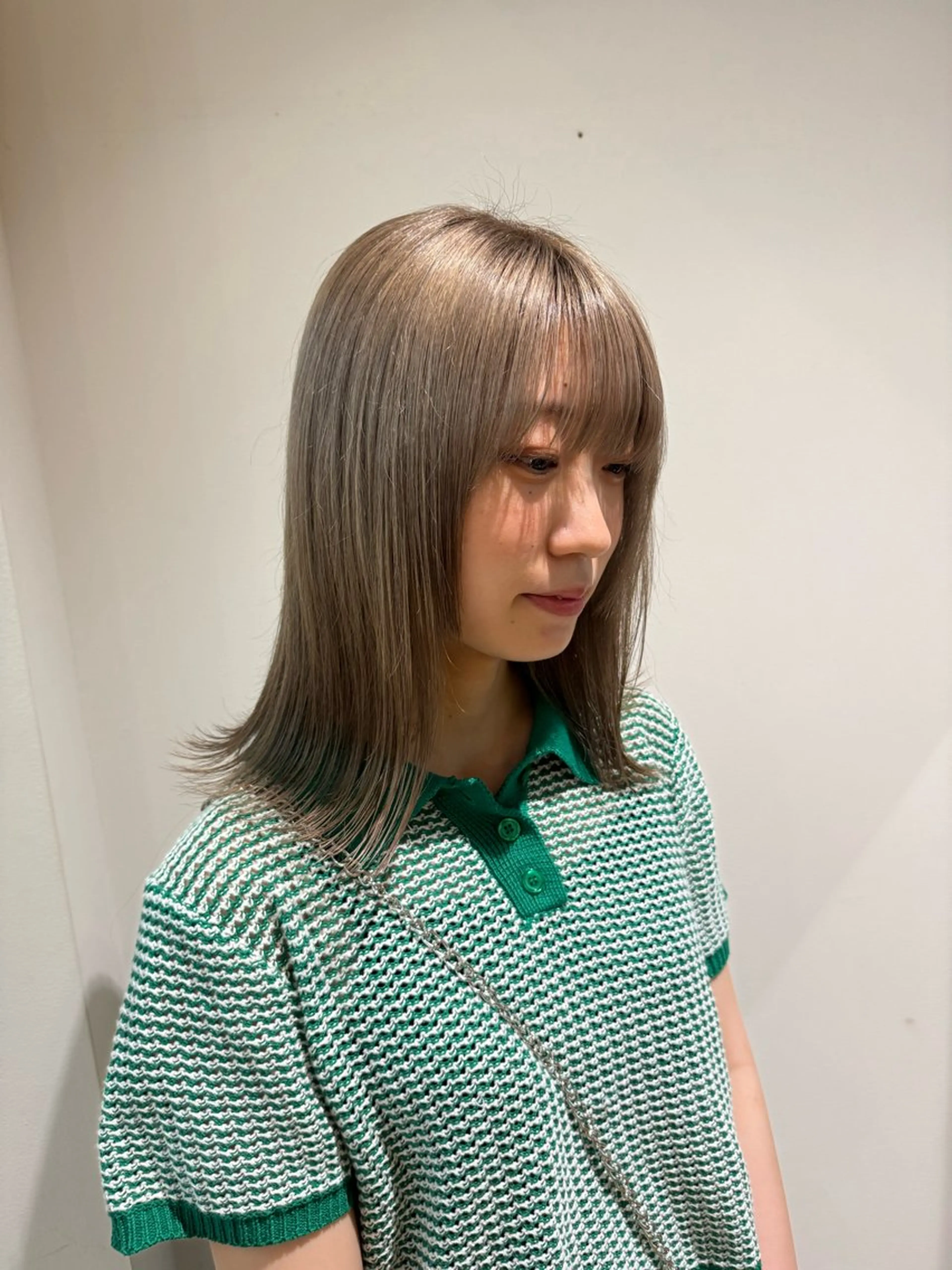 ミディアム カラー ベージュカラー ブリーチ ミルクティーベージュ 吉留 文月のヘアスタイル