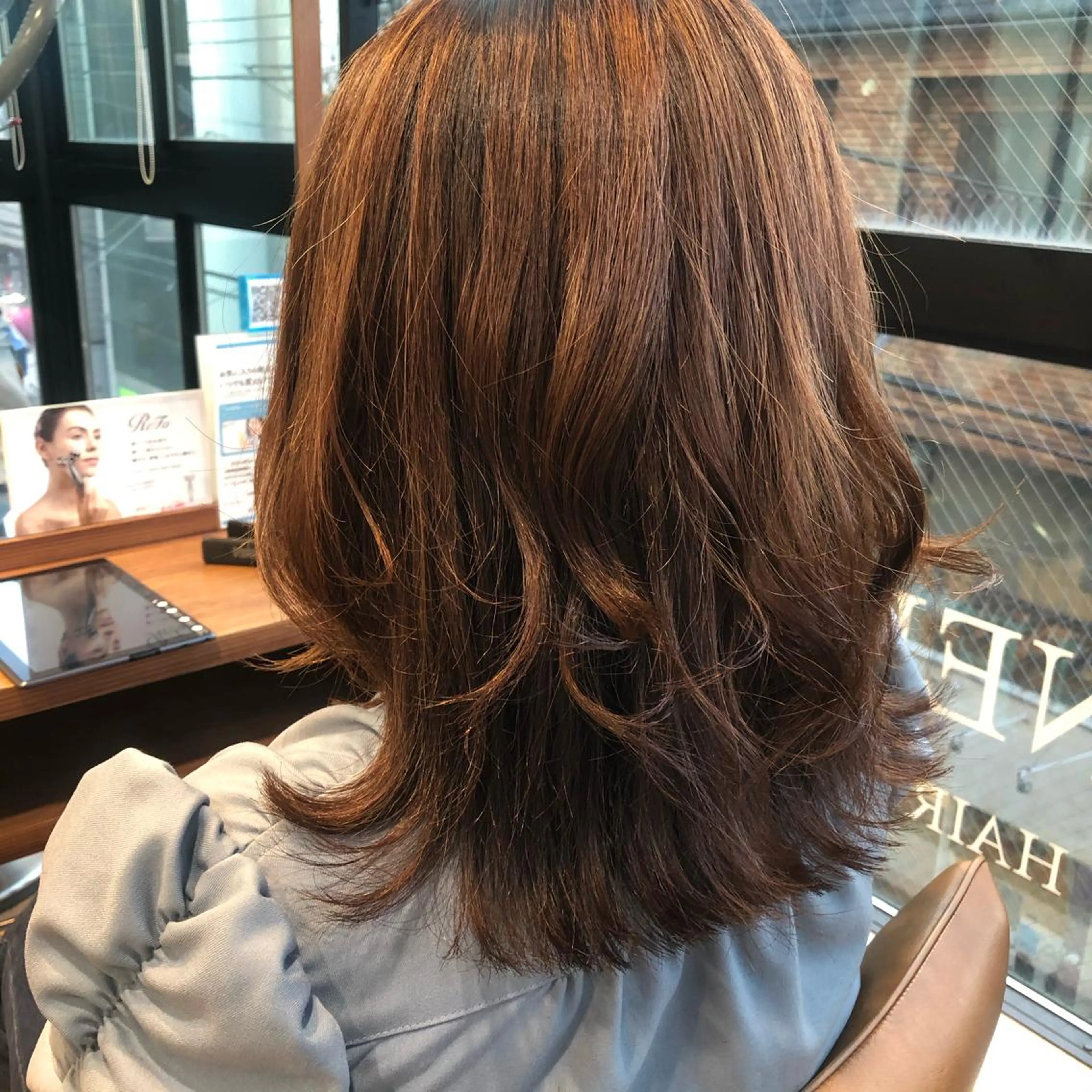 セミロング レイヤーカット 外ハネヘア 山本　恵 (やまもと  けい)のヘアスタイル