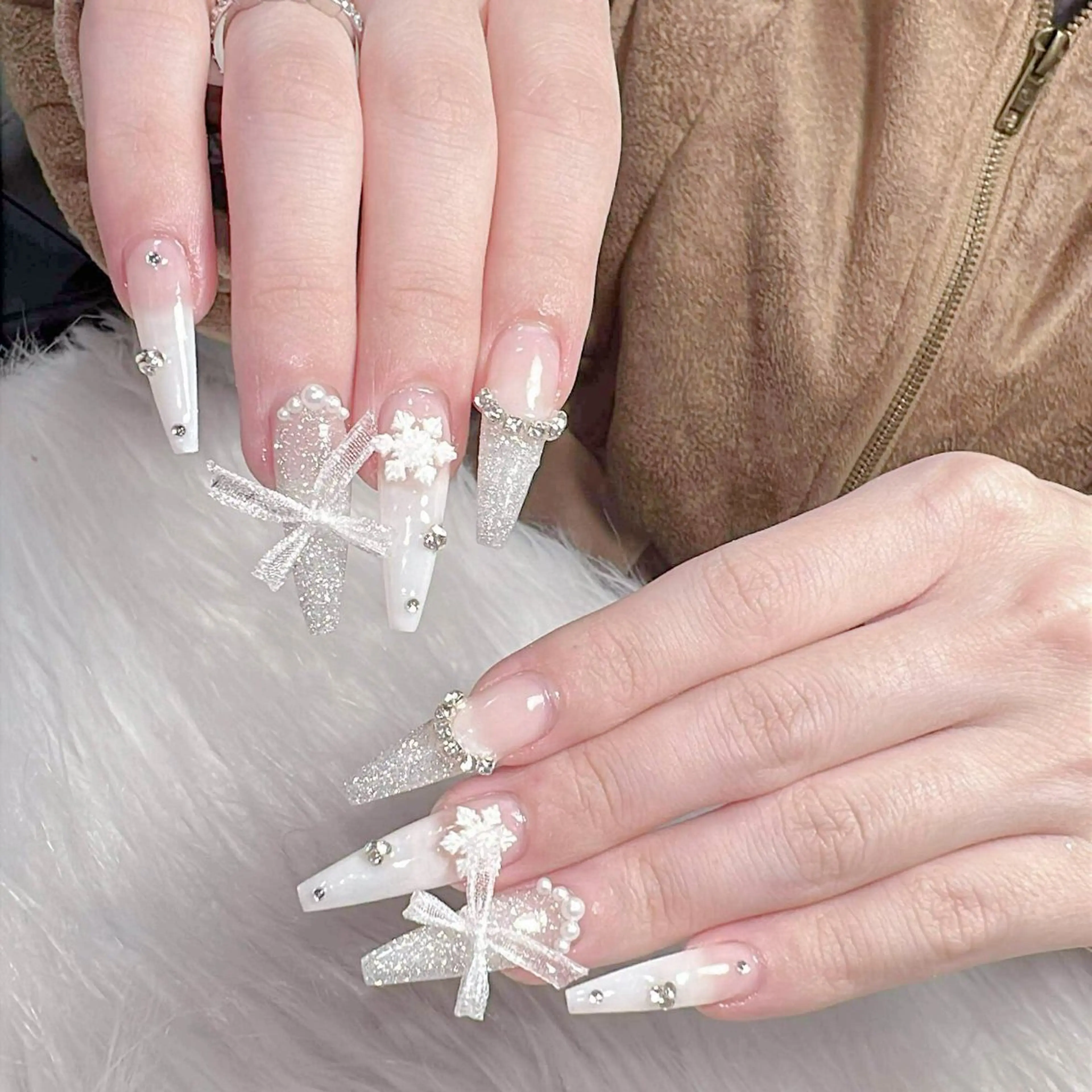 ネイル チークネイル フレンチネイル ガラスフレンチ グラデーション キラキラネイル ハンドネイル LilyLala Nailsalonのネイルデザイン