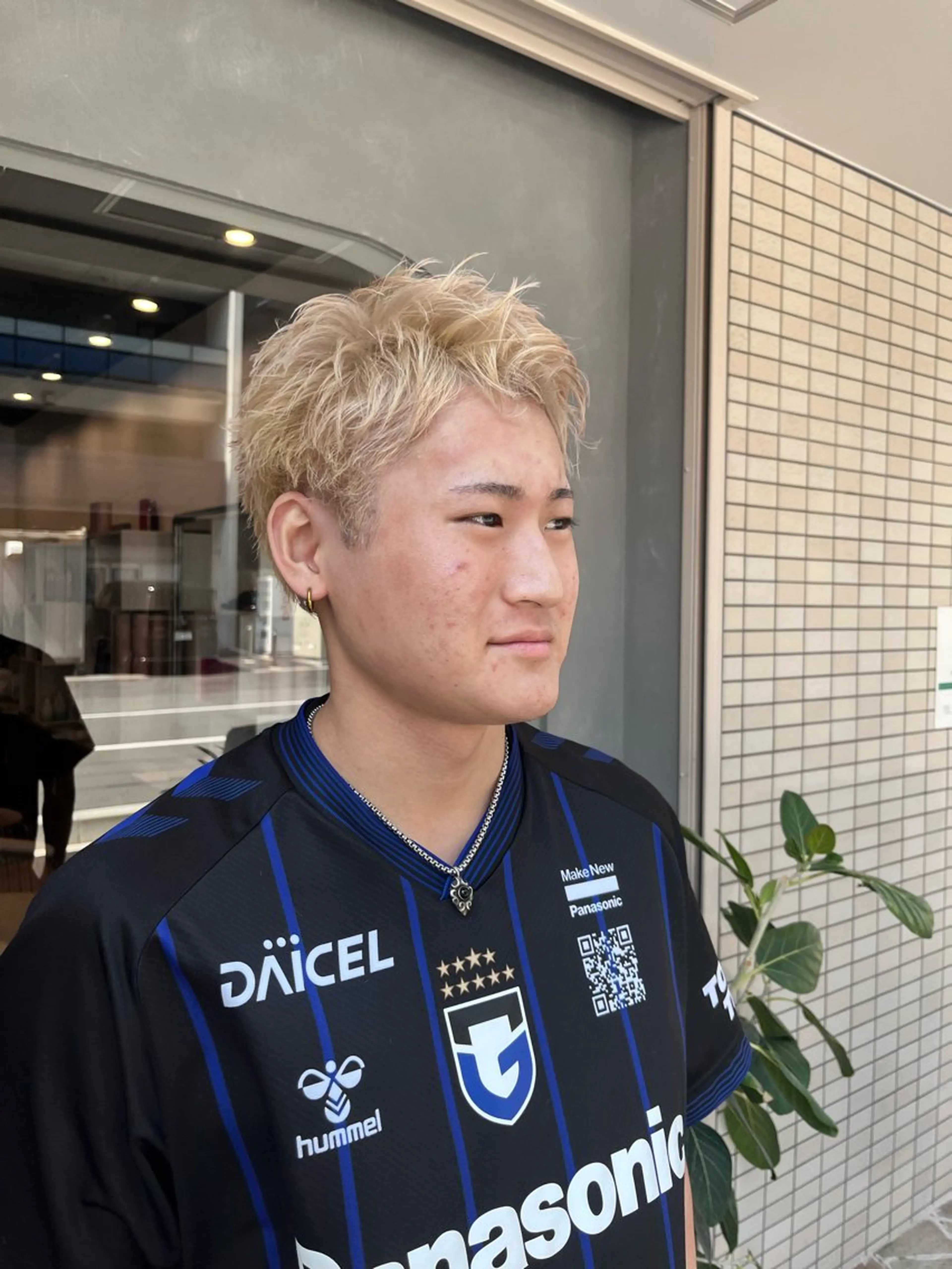 ショート カラー メンズ メンズブリーチ センターパート スパイキーショート 黒髪 ブリーチ カット ヘアカラー dogstar小林諒 レイヤー/パーマのヘアスタイル