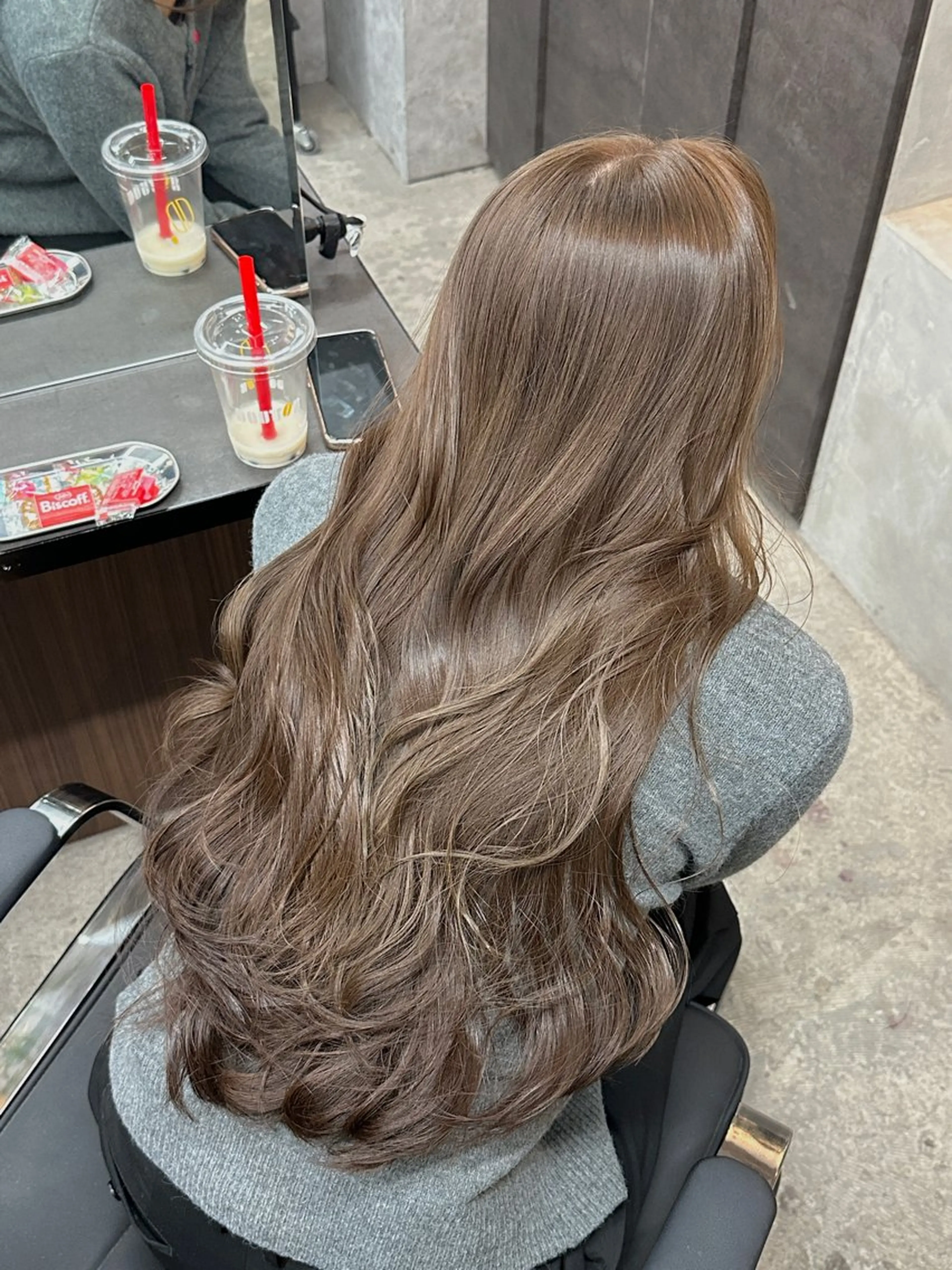 ロング カラー アッシュ ベージュカラー ブリーチ 透明感カラー ダブルカラー ヘアカラー トリートメント ブリーチなしWカラー 透明感/美髪/ユウゴのヘアスタイル