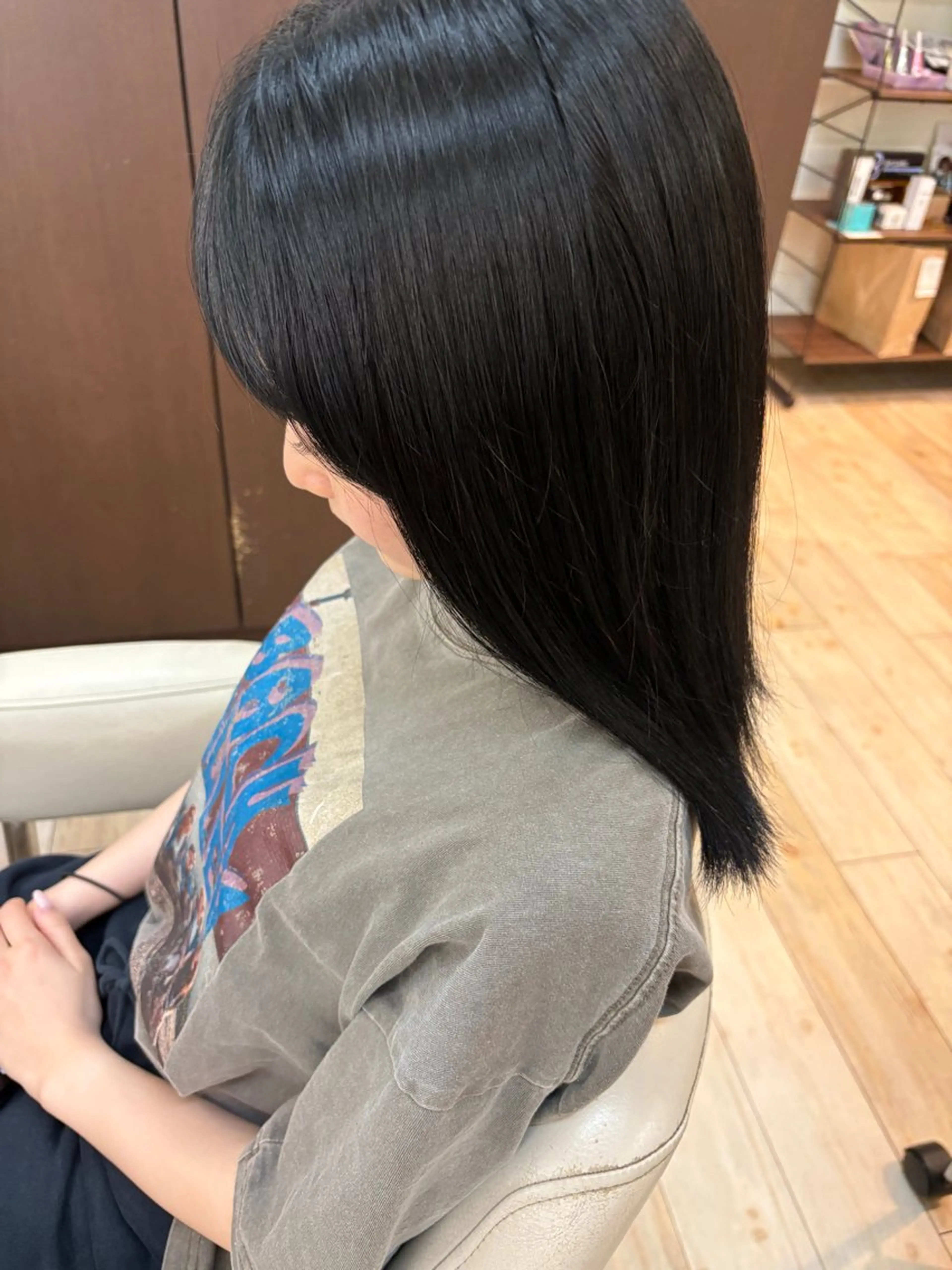 セミロング 岡田 莉音のヘアスタイル