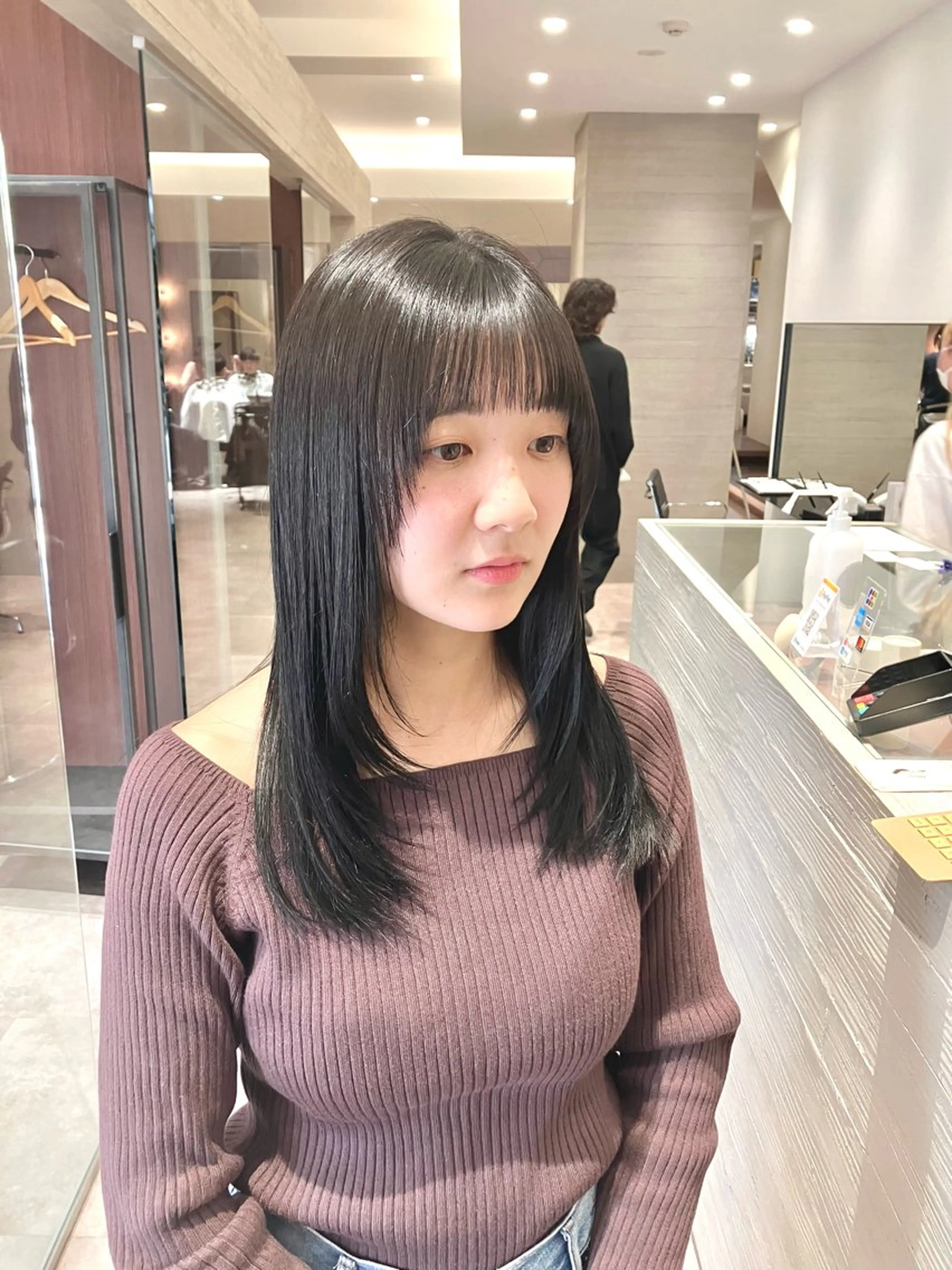 セミロング カラー 顔まわりレイヤー レイヤーカット サキ🤍ハイトーン 🩰くびれ巻きヘアのヘアスタイル