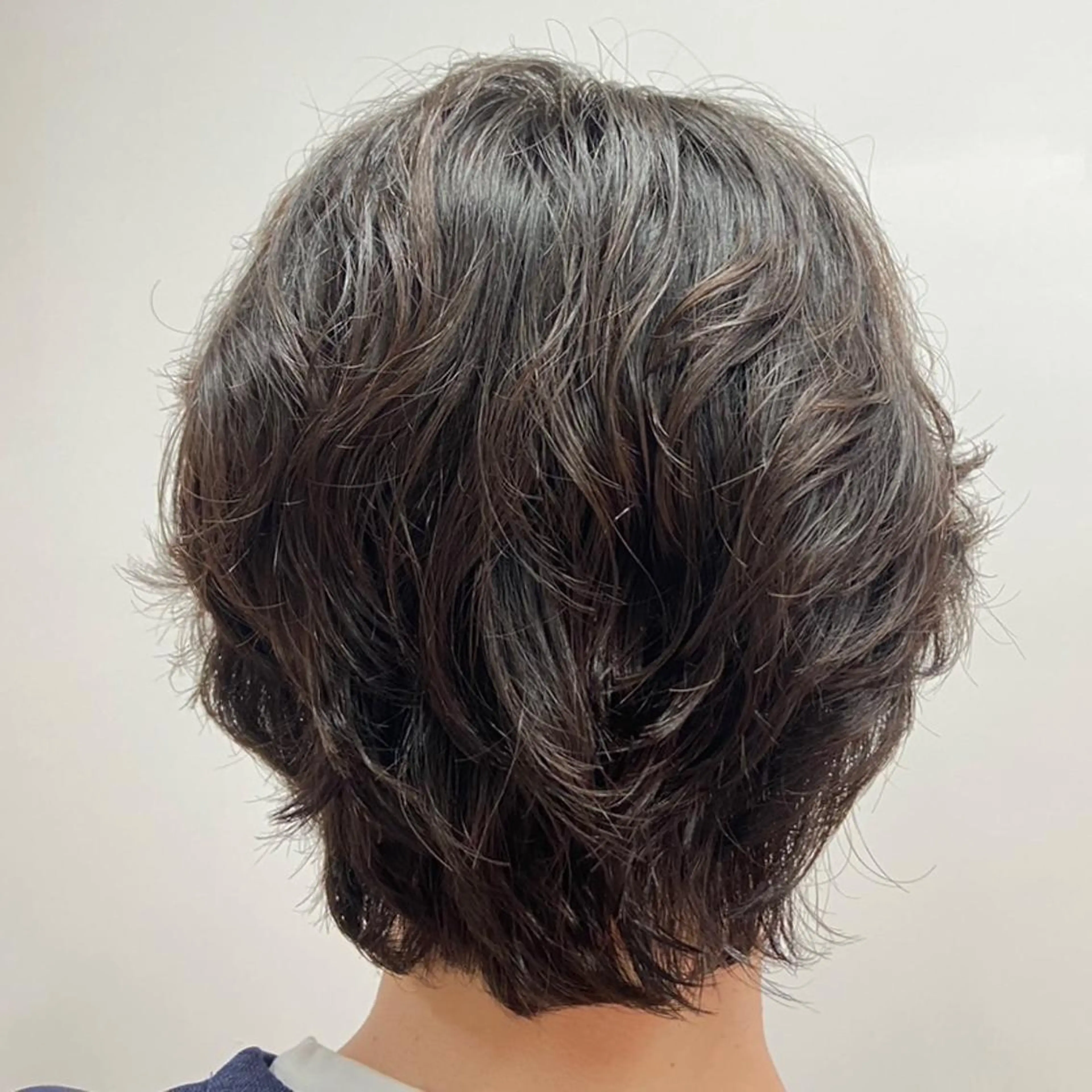 ショート パーマ メンズ メンズパーマ 安岡美咲✂︎ 艶カラー/髪質改善のヘアスタイル
