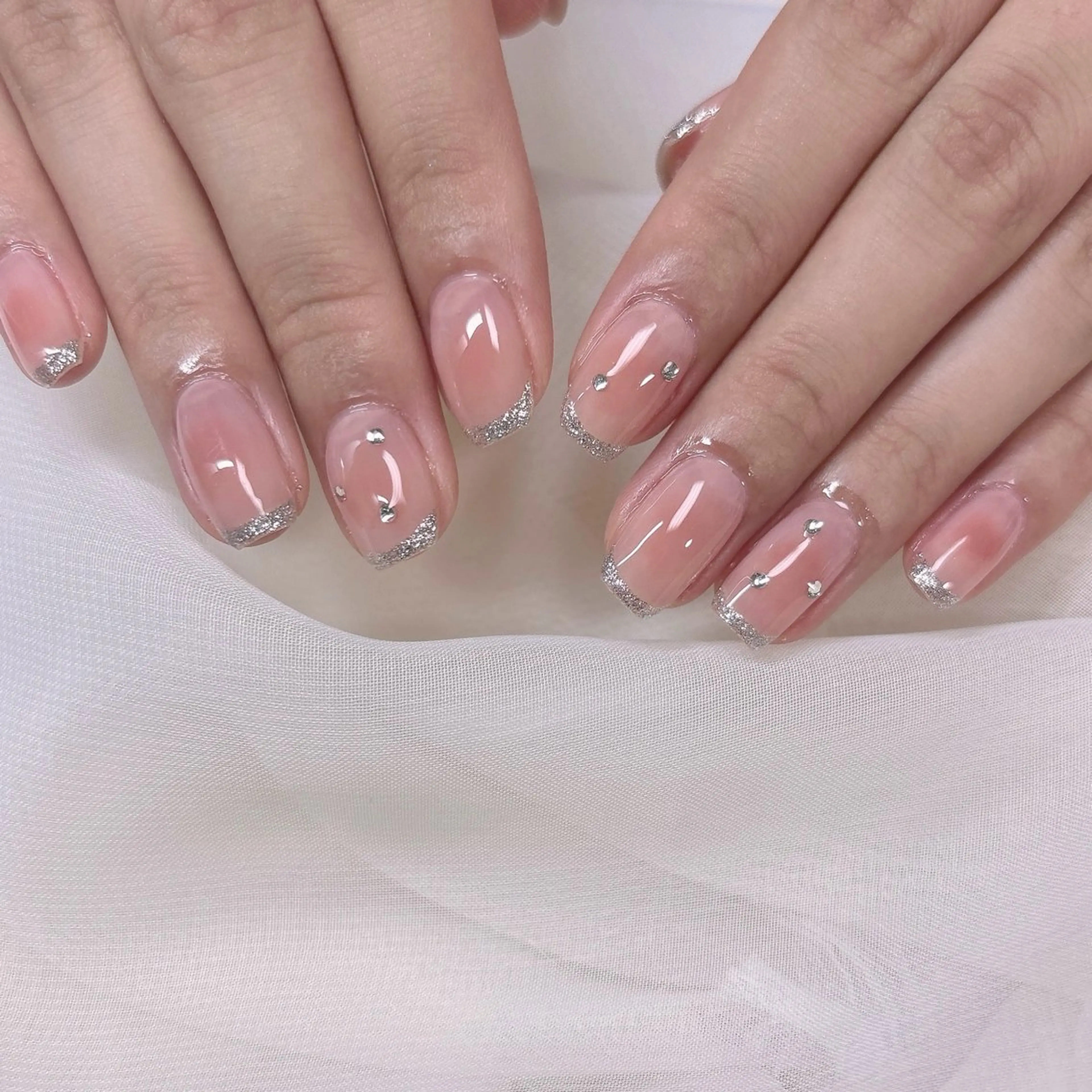 ネイル チークネイル フレンチネイル ラメ(グリッター) ハンドネイル 𓂃🦢Aurora Swan🌙𓂃のネイルデザイン