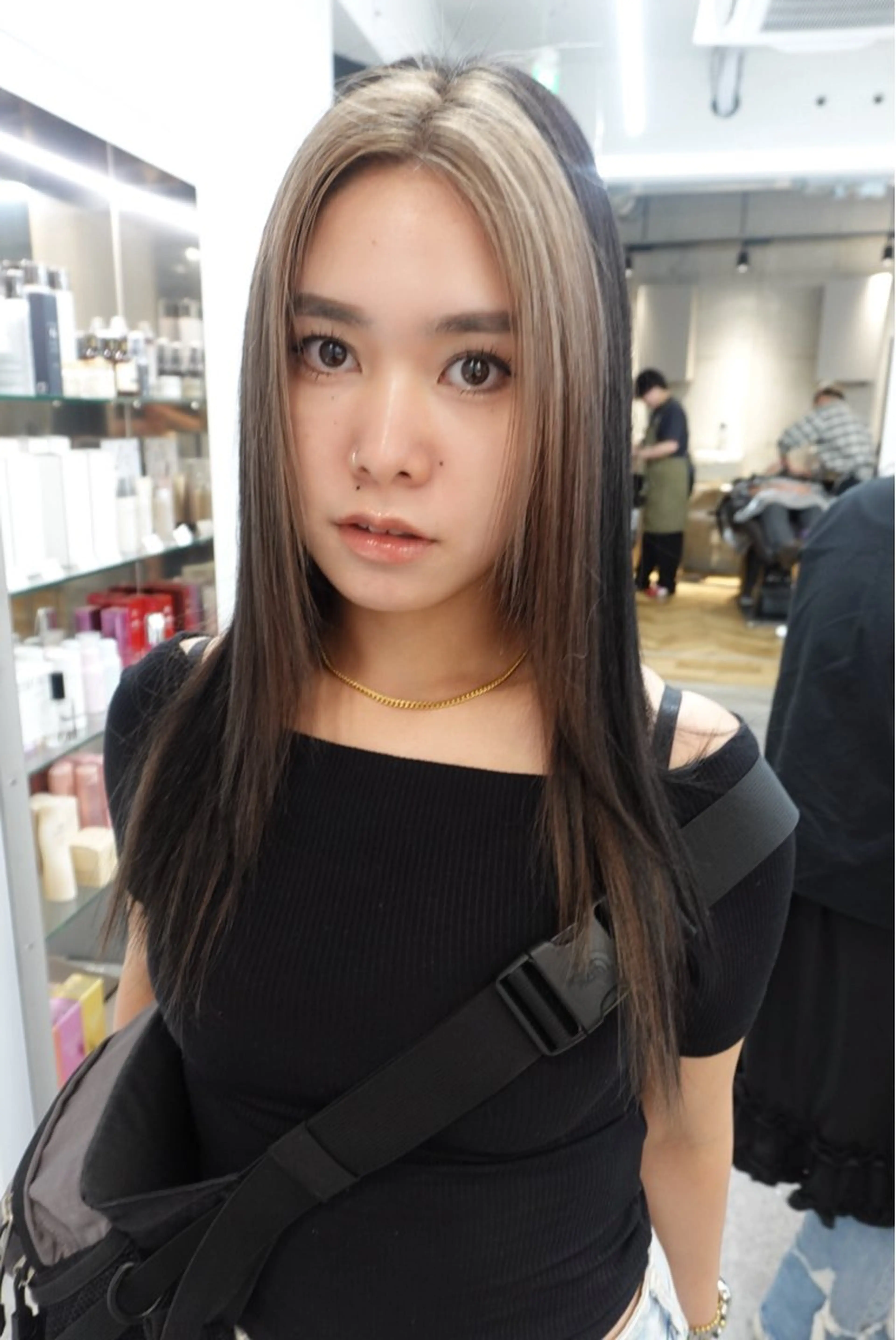 セミロング ヘアカラー ✨ブリーチ/顔周り レイヤー¦YUKA✨のヘアスタイル