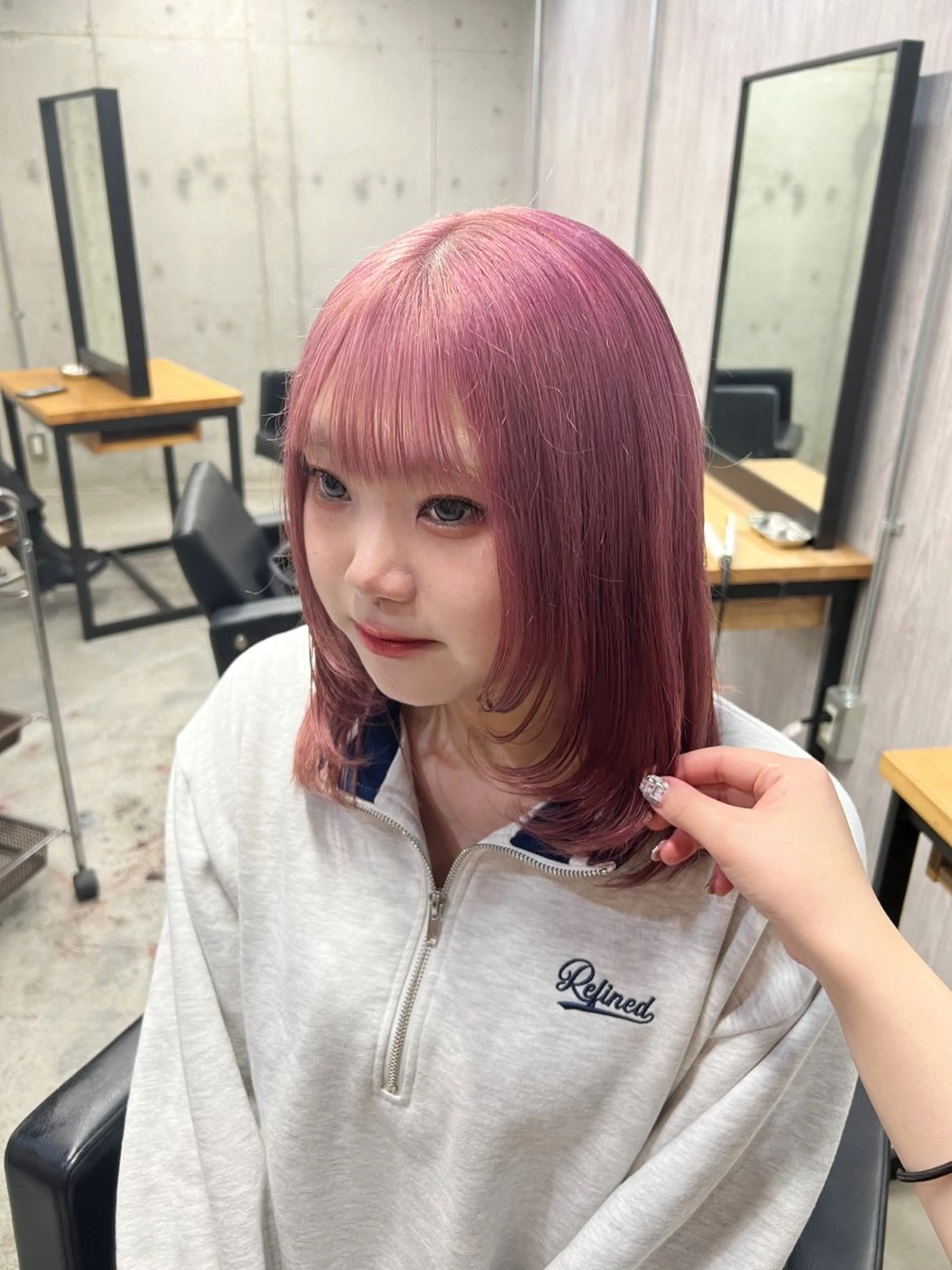 ミディアム レイヤーカット ヘアカラー lafit kaedeのヘアスタイル