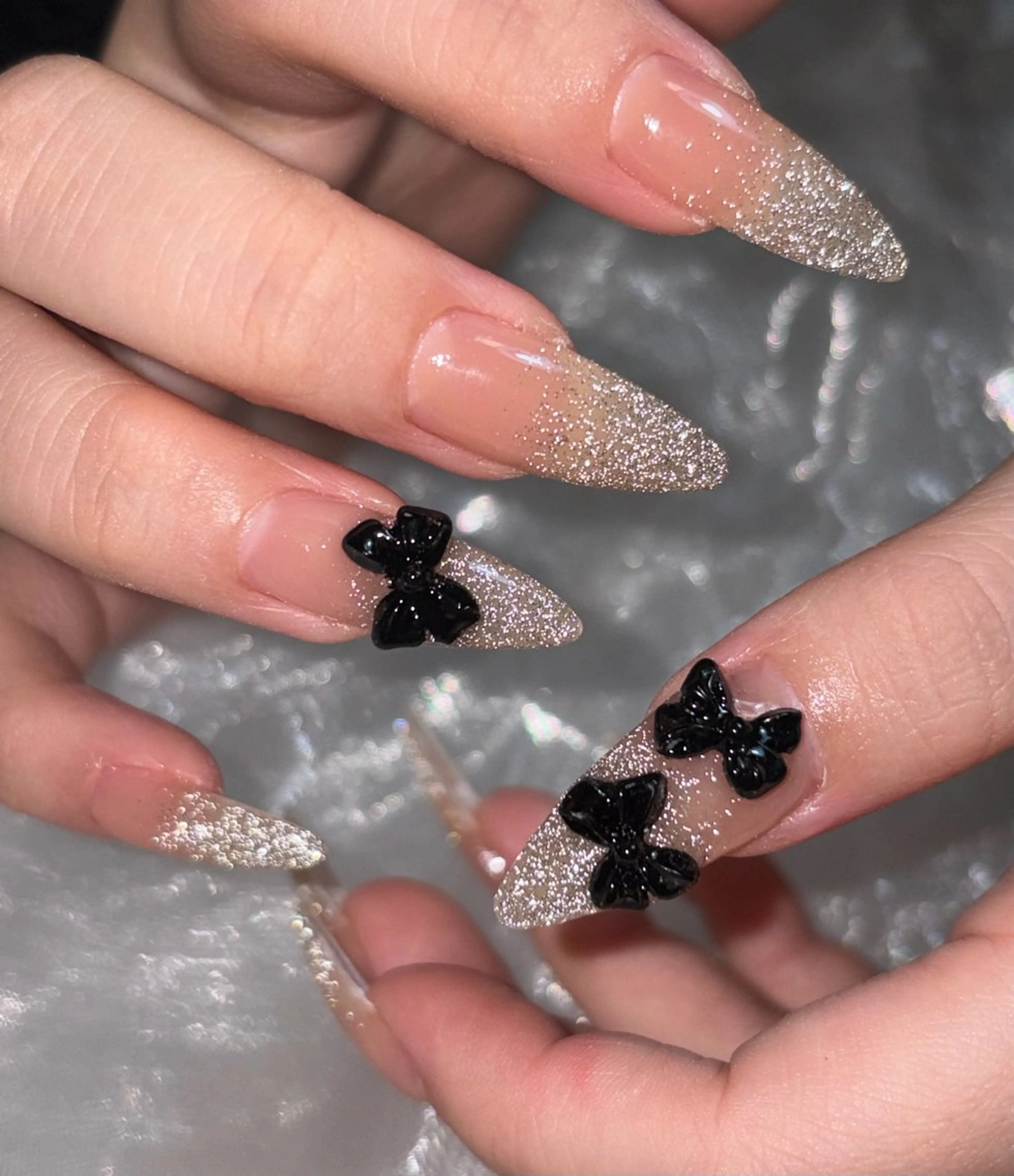 2本デザインネイル🦋🦋🦋の写真