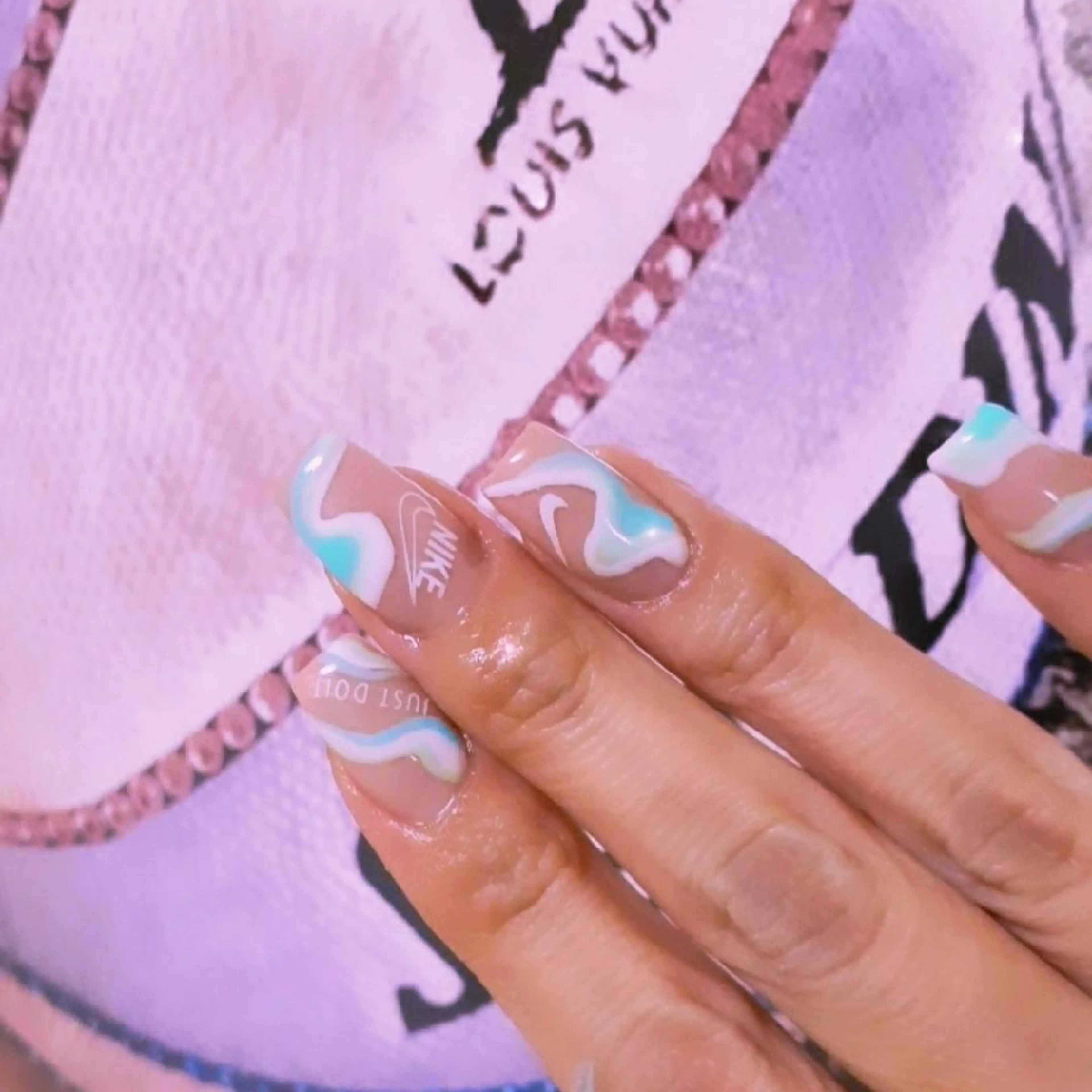 ミディアム ネイル カラー キッズ ヘアアレンジ メンズ マツエク・マツパ パーマ 424 nailsのネイルデザイン