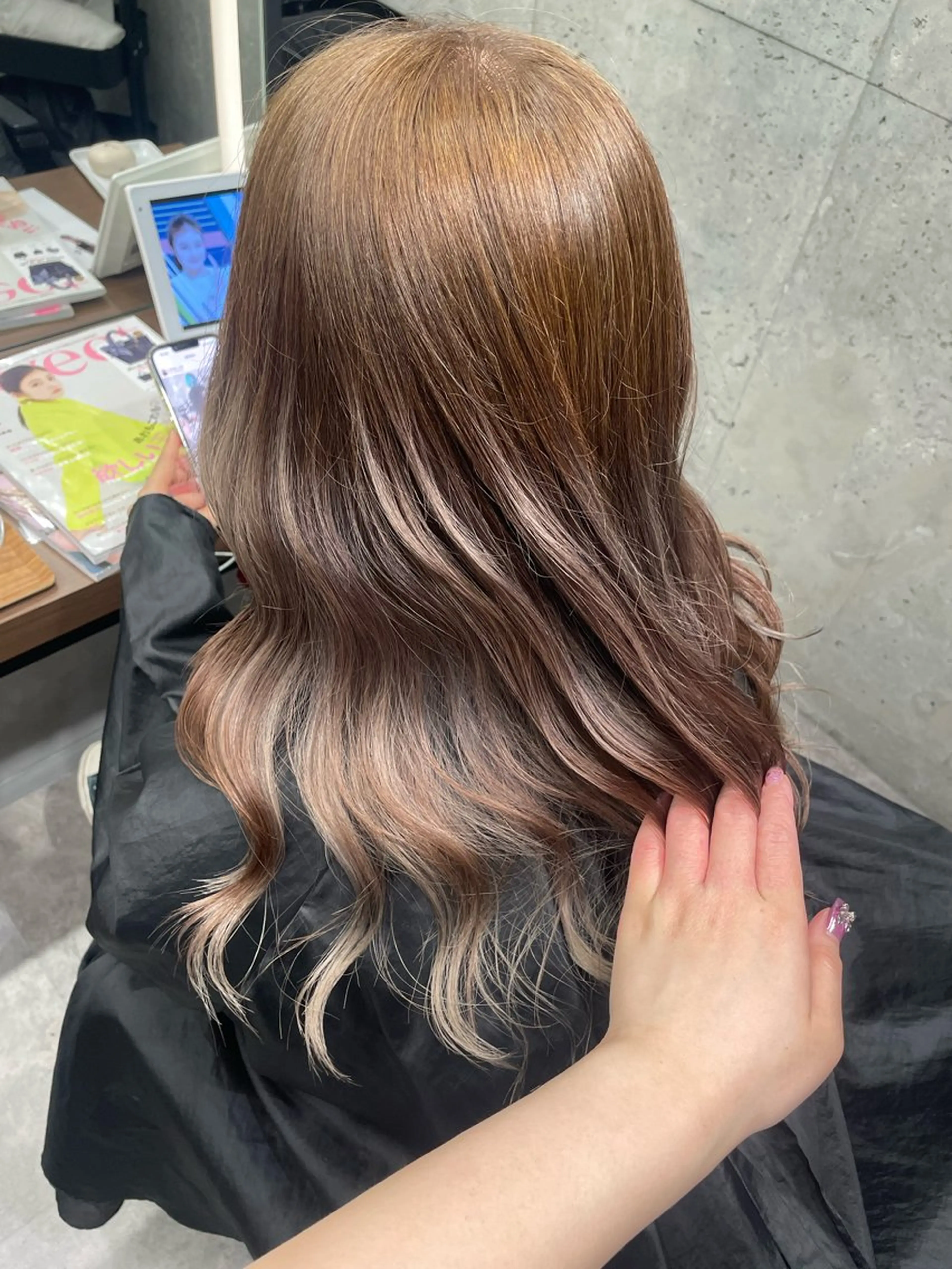 ロング カラー ヘアカラー トリートメント 暖色/ハイトーン/ カラー/HBLのヘアスタイル