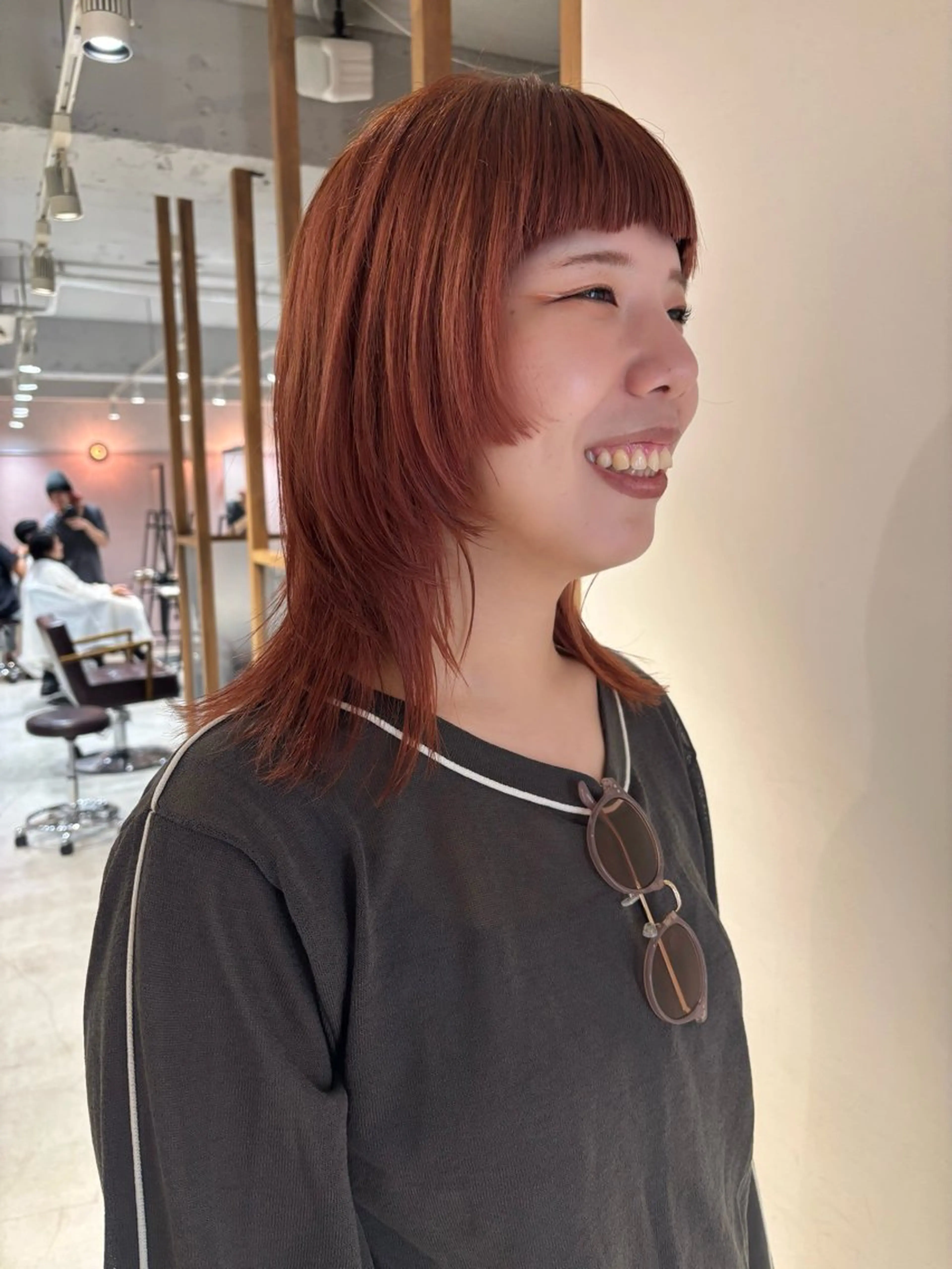 ミディアム カラー ミディアムパーマ アッシュ ベージュカラー ブリーチ 透明感カラー カット ヘアカラー トリートメント mei｜顔まわり ×透明感カラーのヘアスタイル