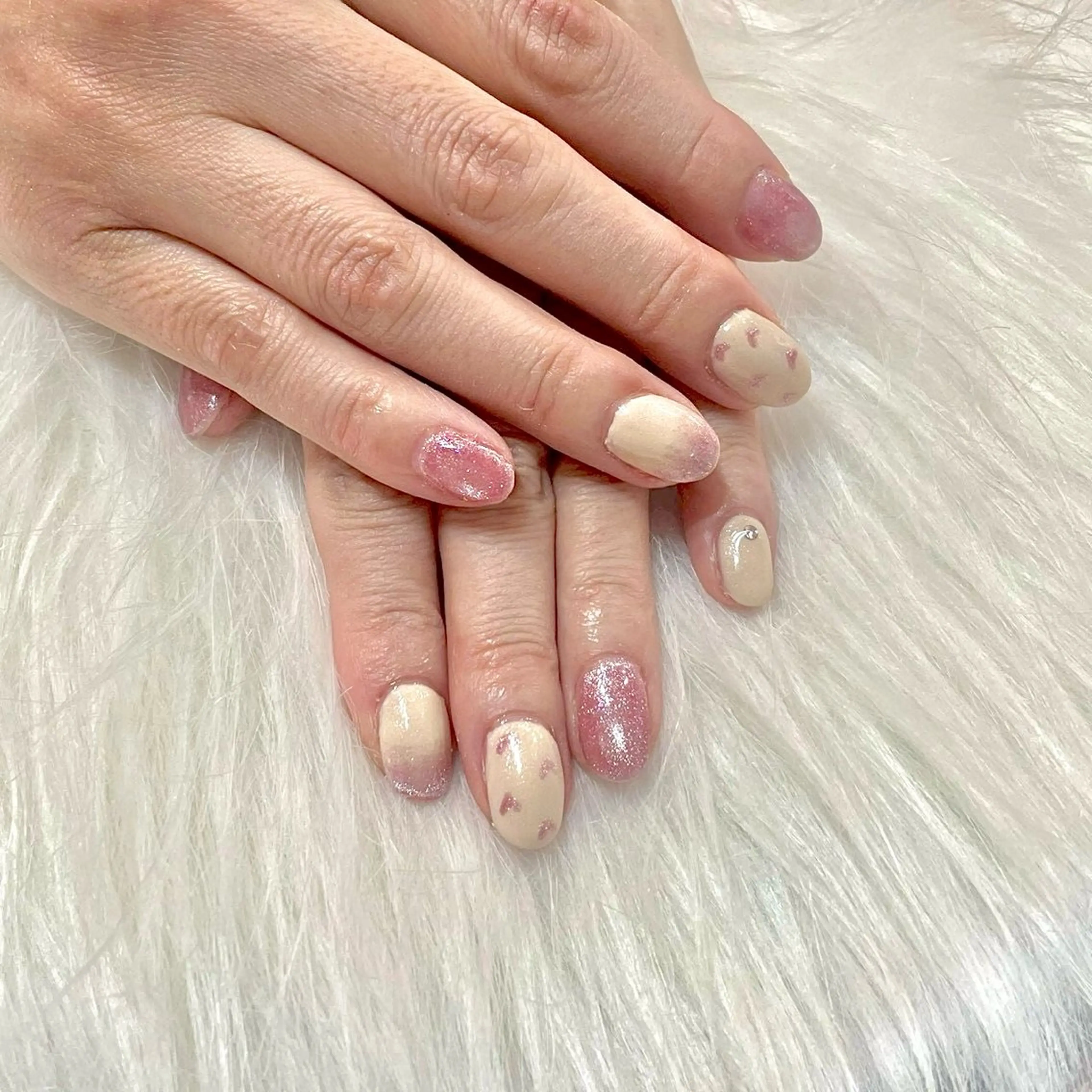 ネイル ピンク ホワイト ハンドネイル はあとねいる 五反田店のネイルデザイン