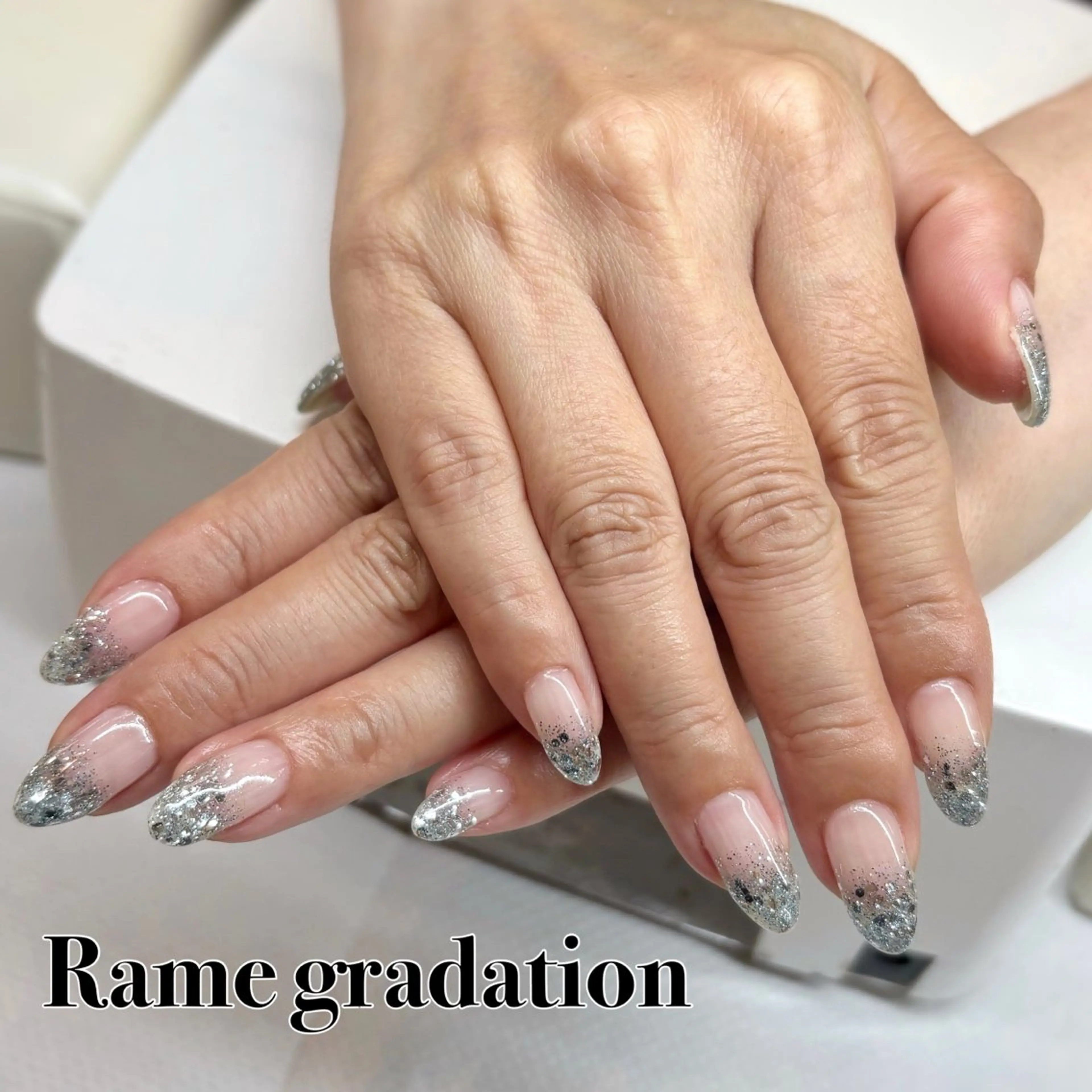 ネイル ブルー グラデーション ラメ(グリッター) ラメグラデーション シルバー ネイルサロンエーナイン本店所属・【モデル募集中】 hina🌼のネイルデザイン