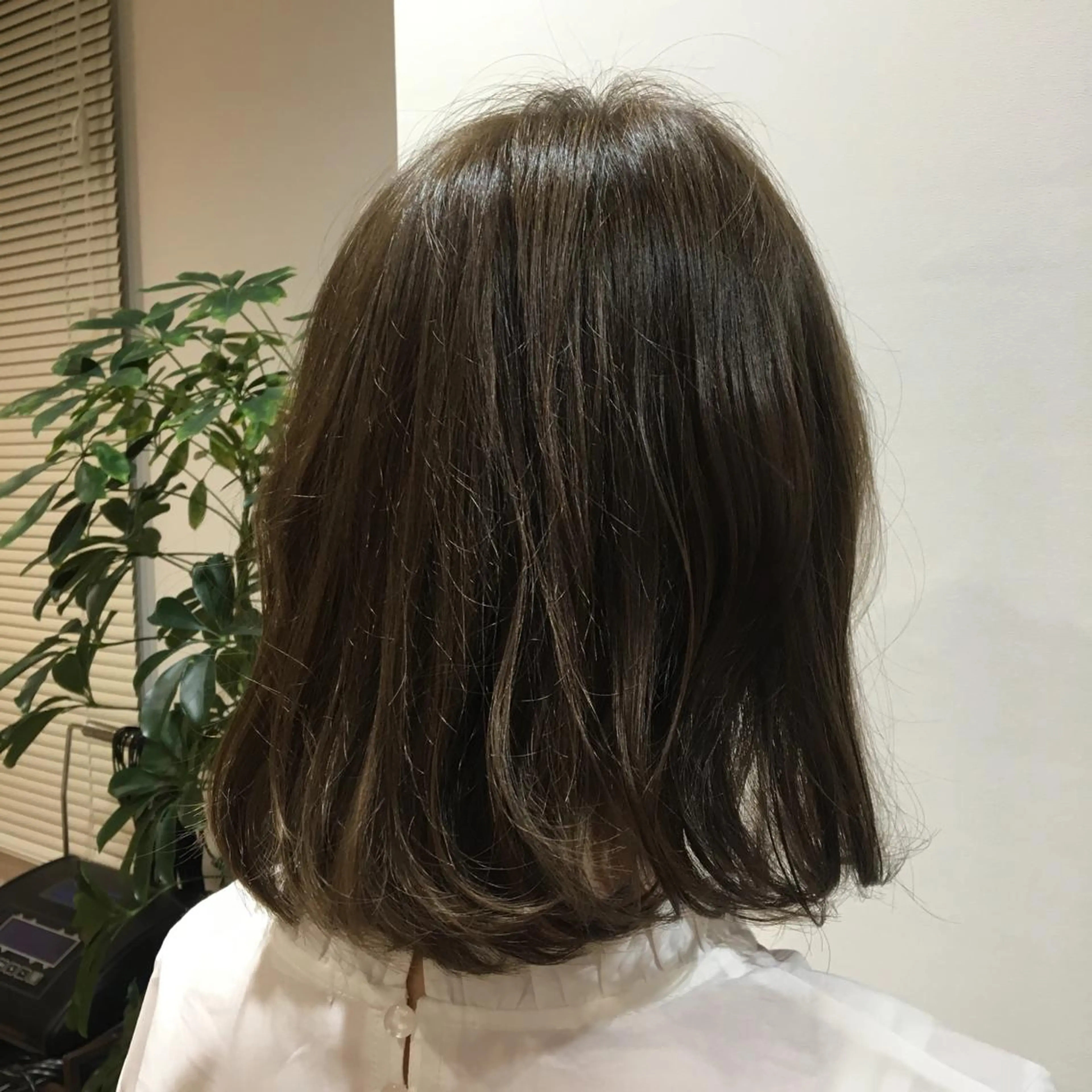 カラー アッシュ ブリーチ 伊東 彩花のヘアスタイル
