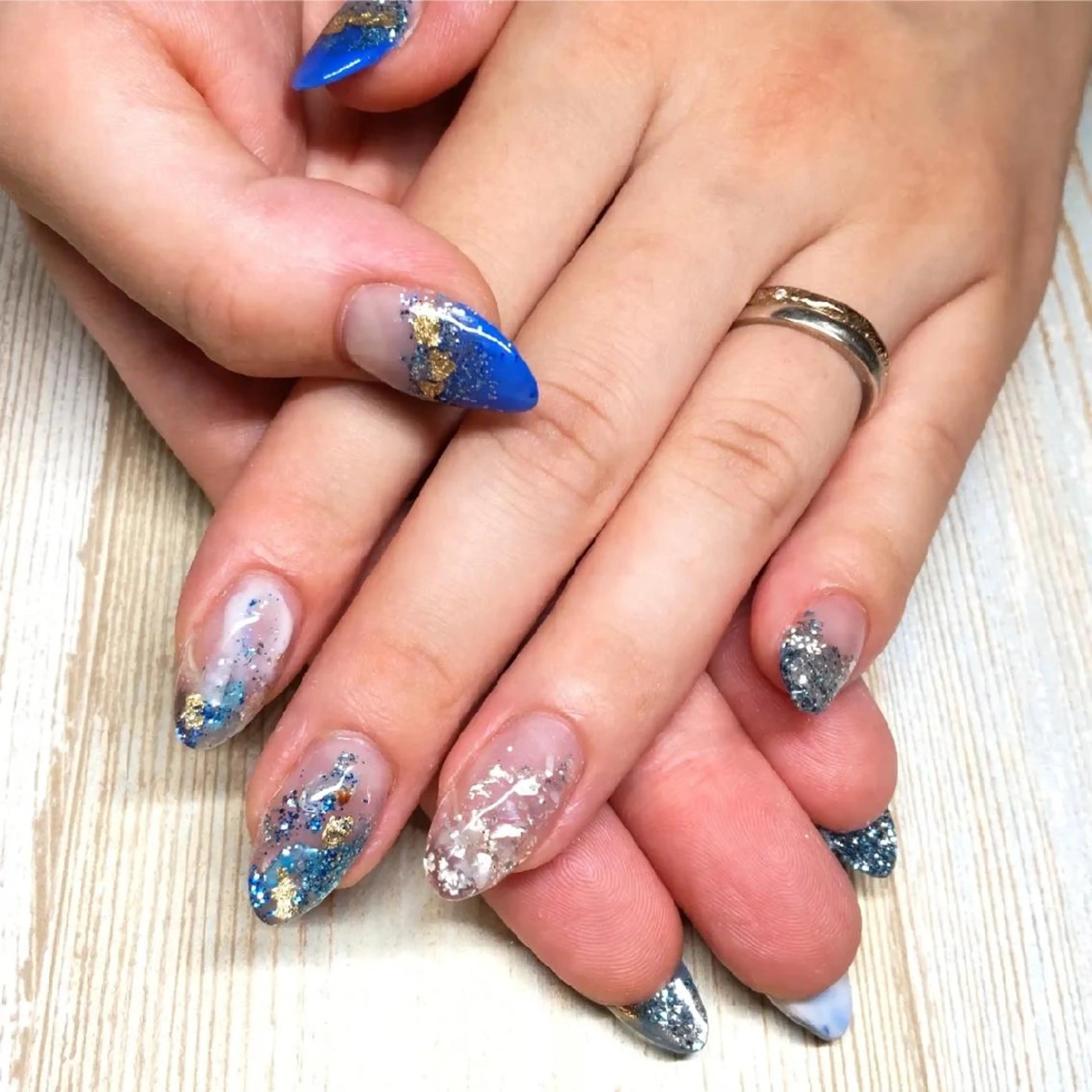ネイル ミディアム ブルー 長さ出し ジェルネイル キラキラネイル ニュアンスネイル ハンドネイル T&A nailのネイルデザイン