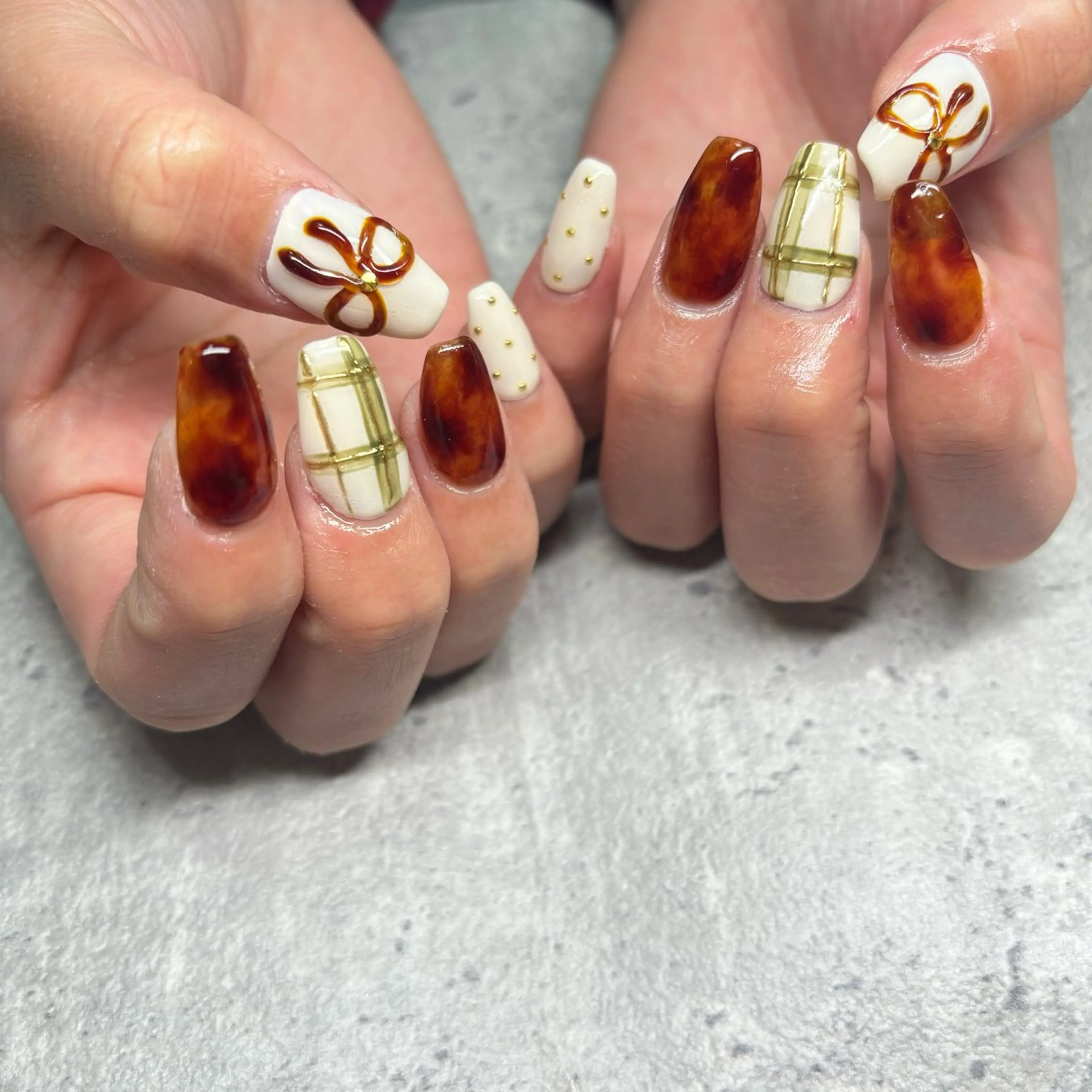 ネイル べっ甲ネイル リボン ハンドネイル RE💟N.NAIL ラテン系お姉さんのネイルデザイン