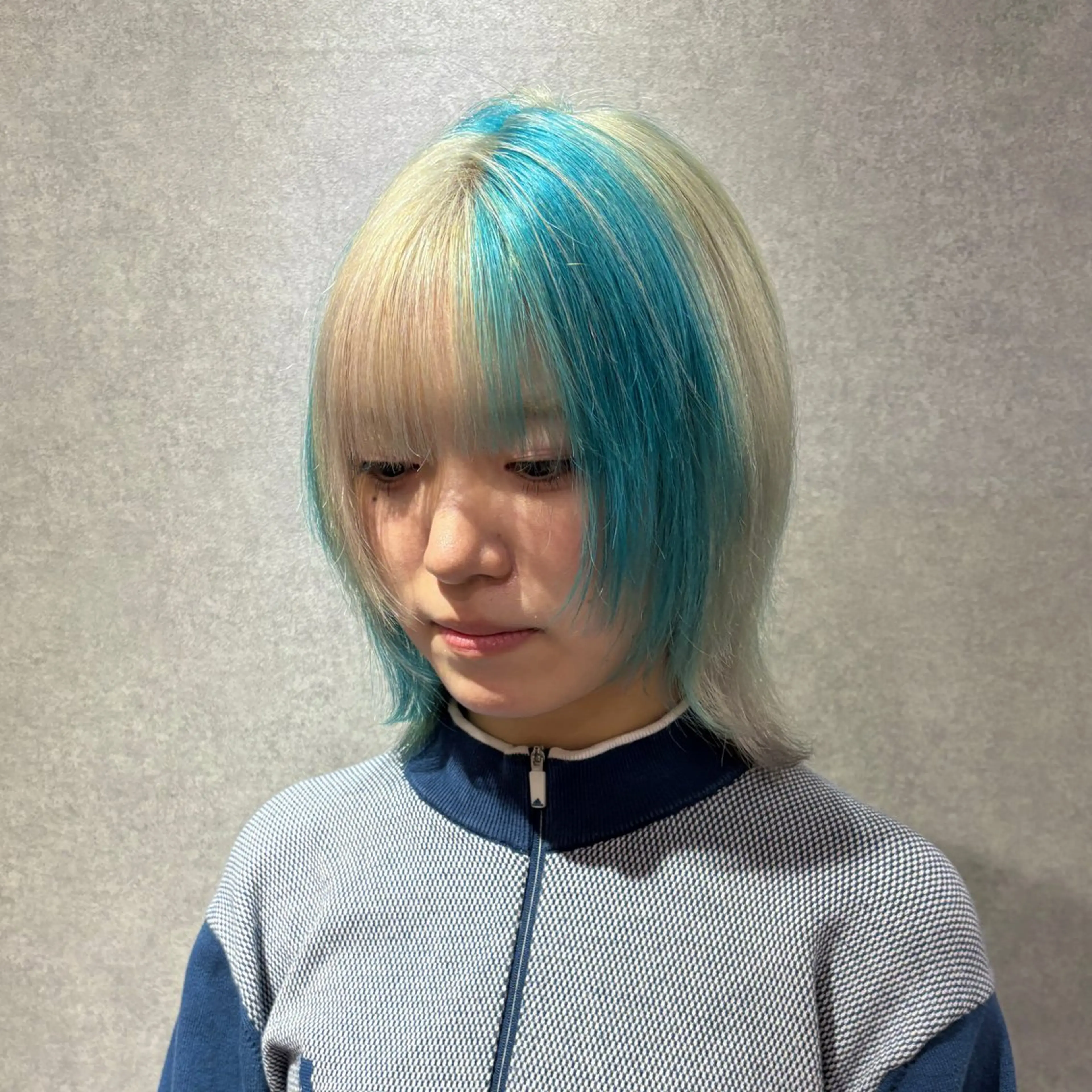 ミディアム カラー ブロンド デザインカラー ホワイトブロンド 似合わせカット カット ヘアカラー ウルフ/レイヤー/ ブリーチ/牧原歩夢のヘアスタイル