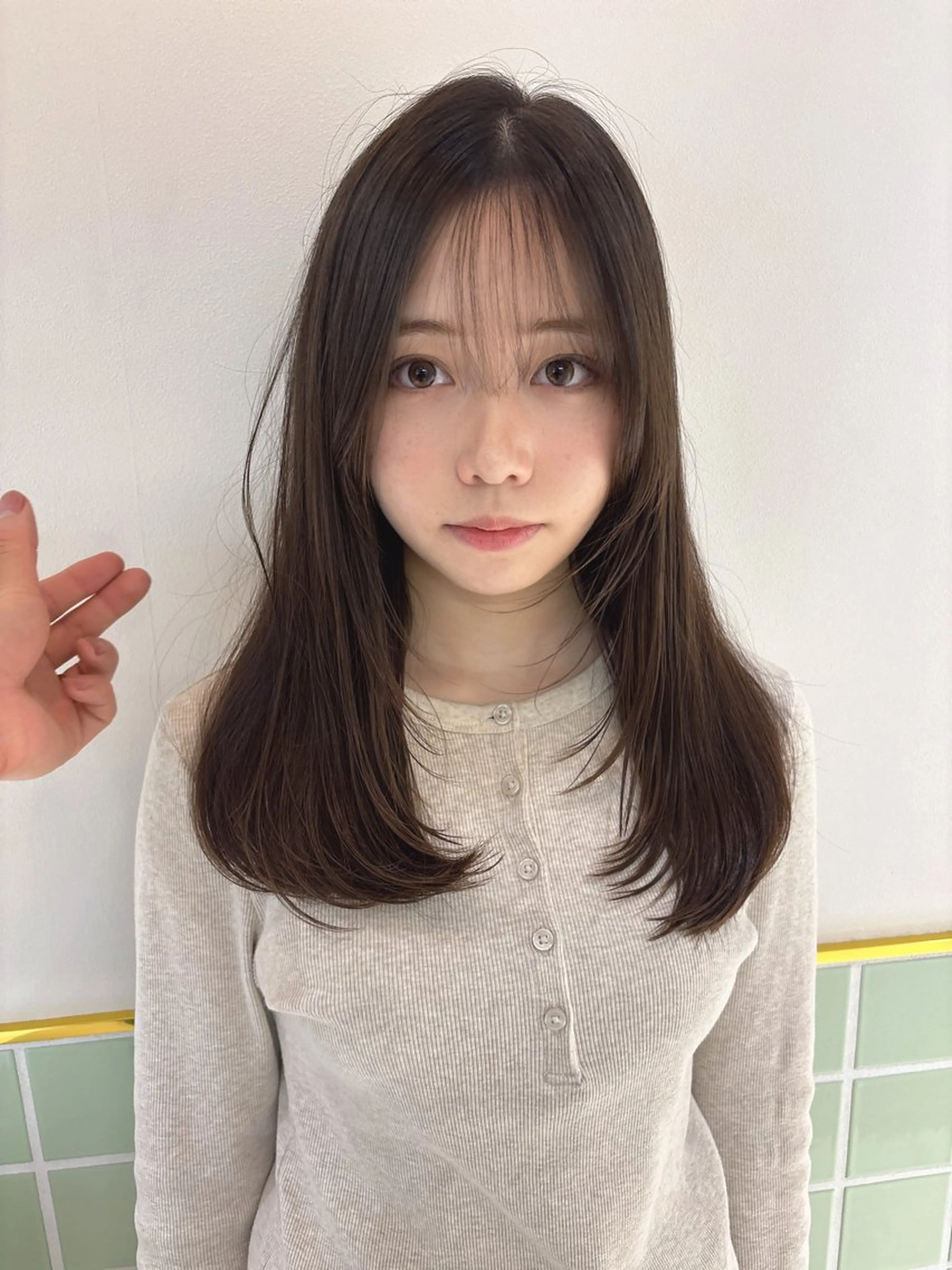 セミロング カラー ヘアアレンジ ブリーチ 透明感カラー ブリーチなしカラー くびれヘア 顔まわりレイヤー カット ヘアカラー トリートメント ヘッドスパ ヘアセット 二ヶ月綺麗が続く デザイン/星野六三四のヘアスタイル
