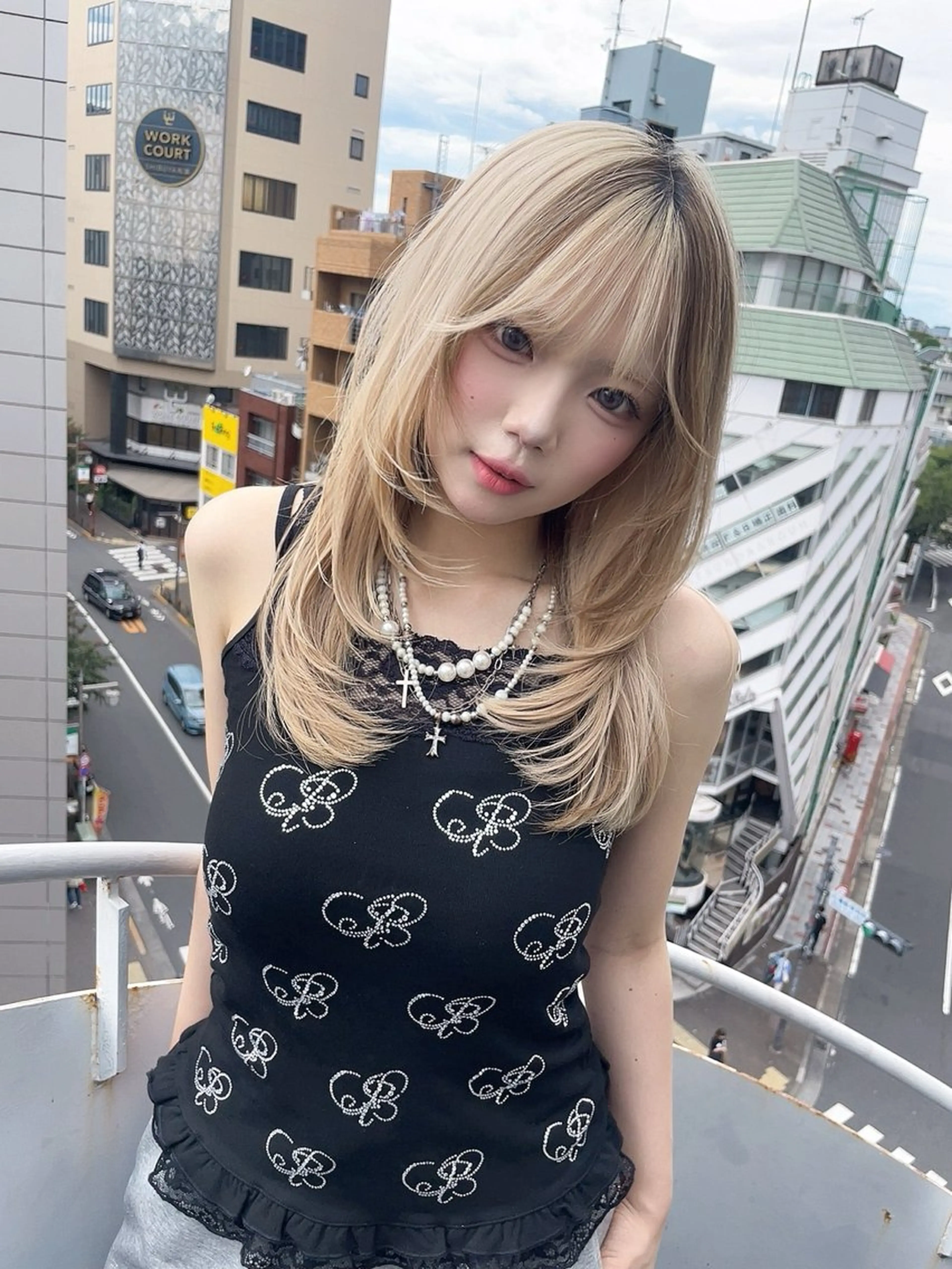 セミロング カラー デザインカラー レイヤーカット ホワイト&レイヤーカ ットエクステ長畠俊輔のヘアスタイル