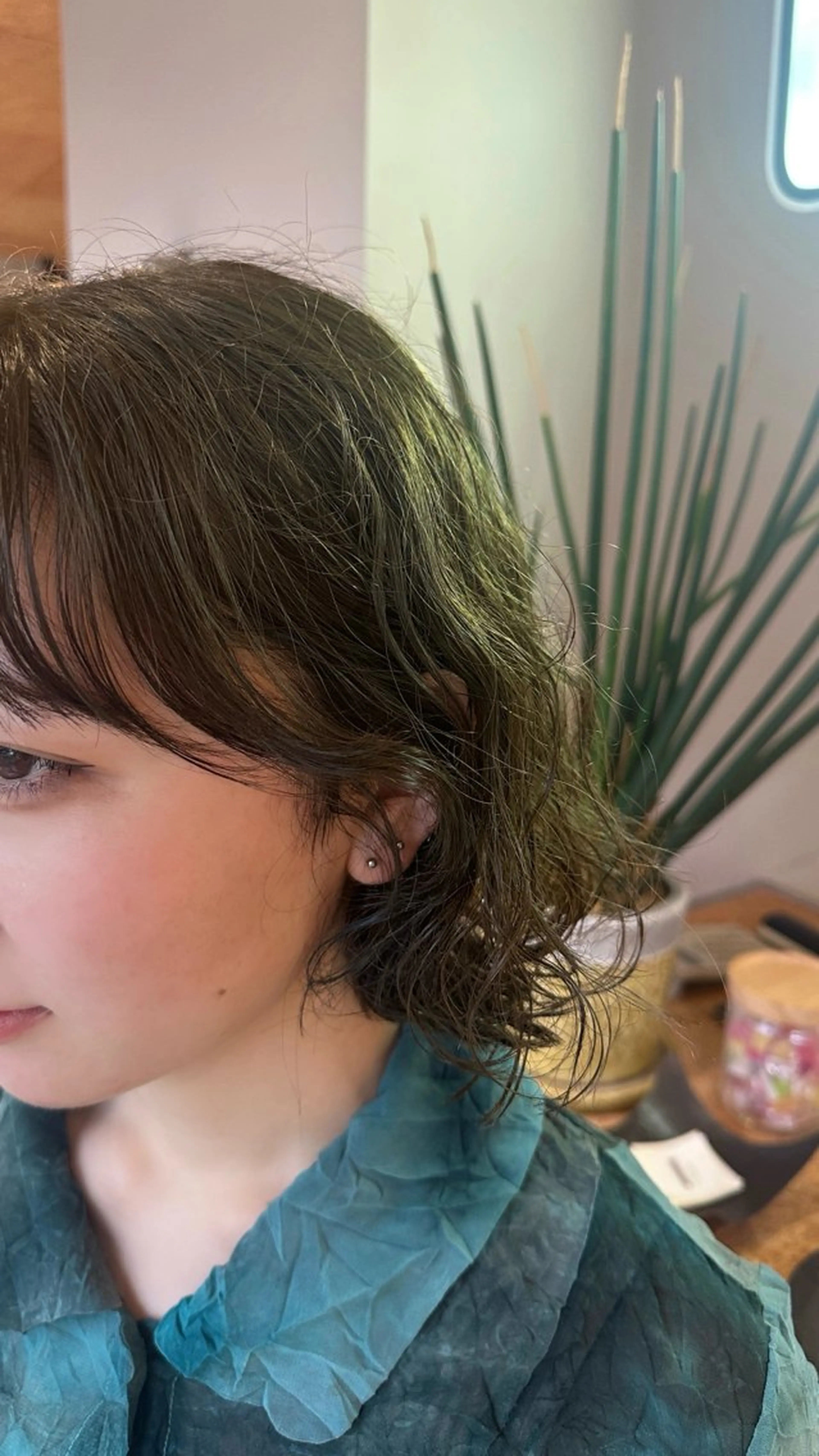 ショート カラー パーマ オリーブカラー 古川 杏果のヘアスタイル