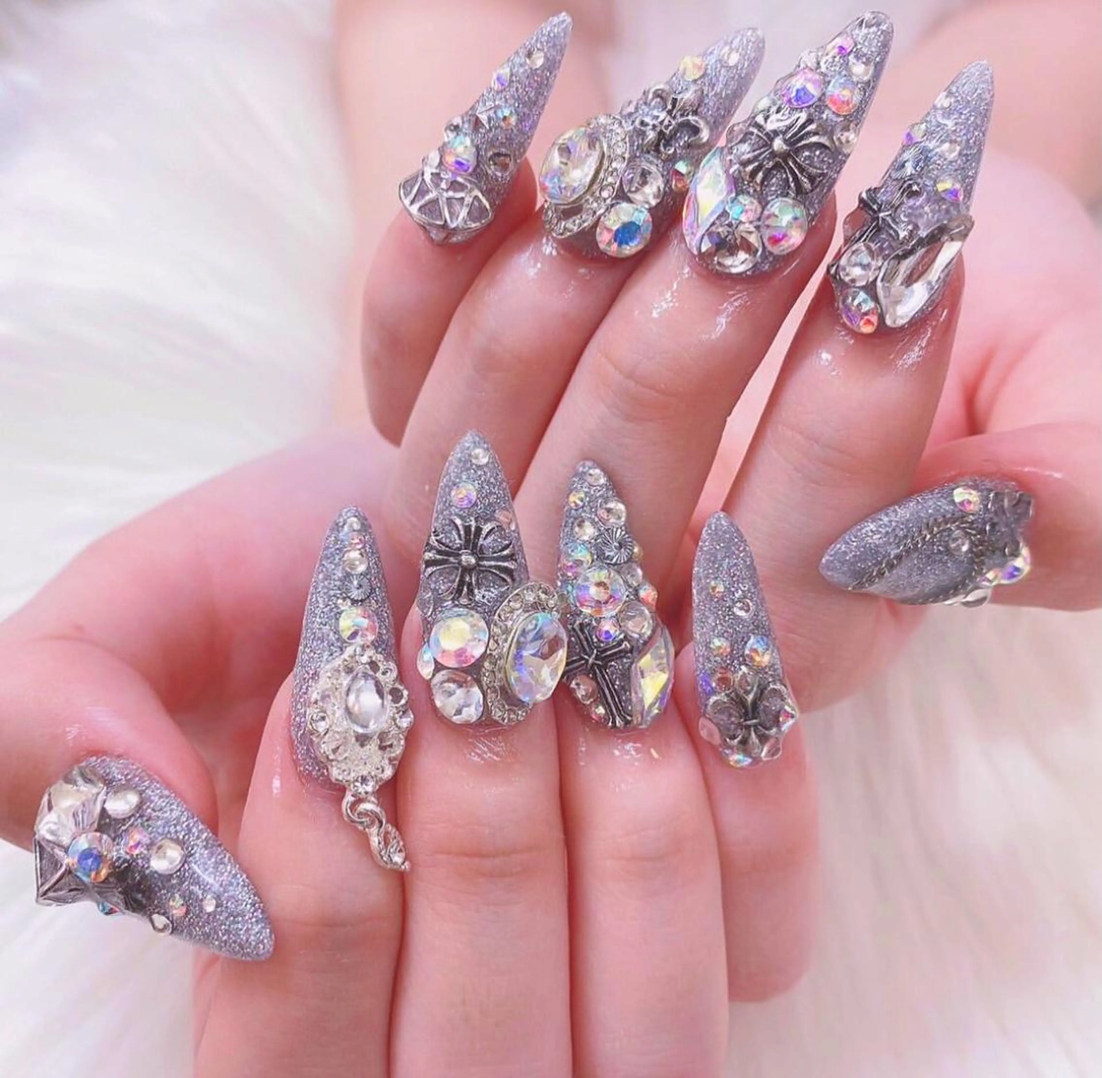 ネイル ワンカラーネイル ストーンネイル Queen’s 歌舞伎町店のネイルデザイン