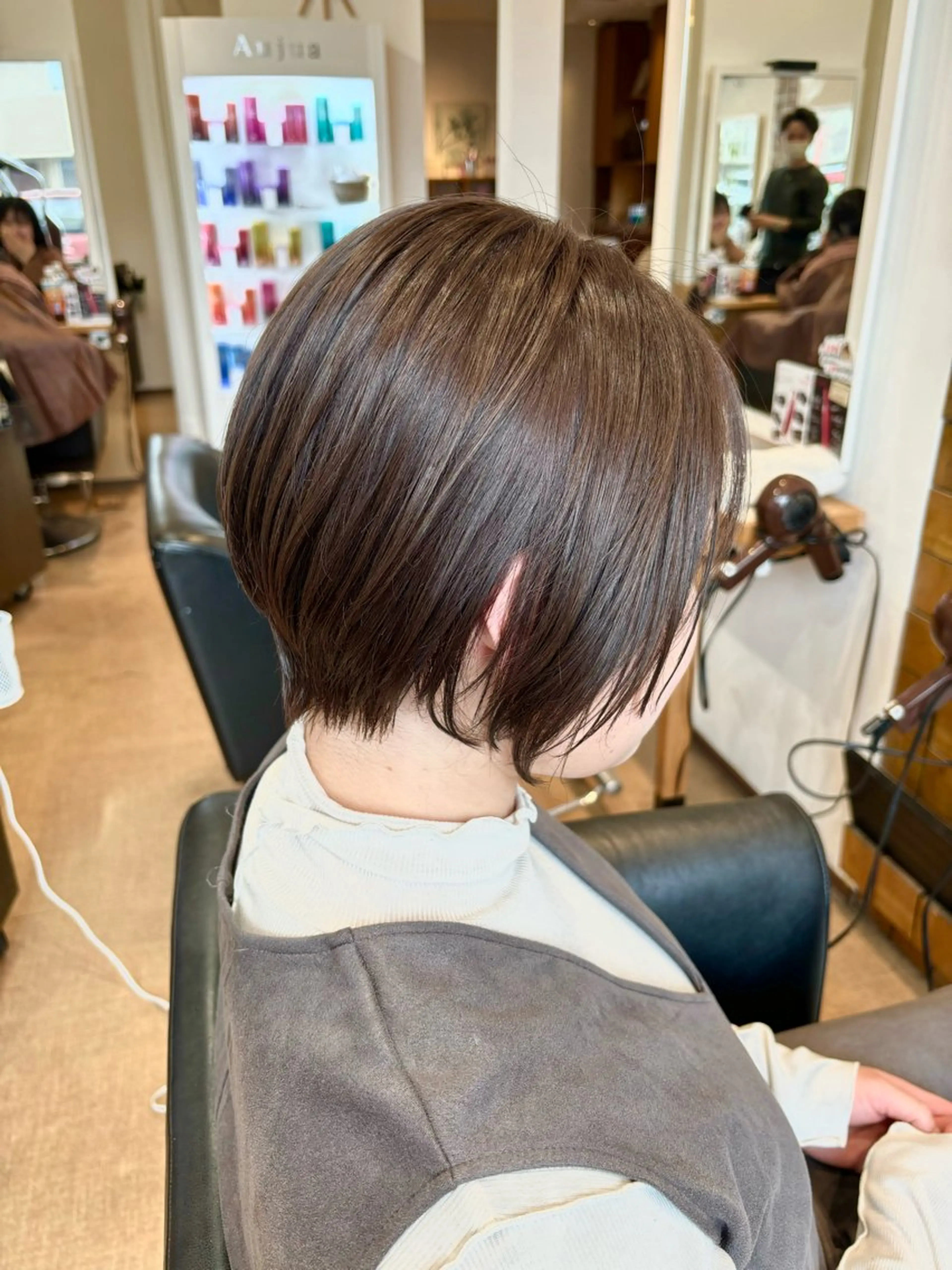 ショート カラー アッシュ イヤリングカラー イルミナカラー オリーブアッシュ ボブ カット ヘアカラー 秋山知穂🌸縮毛矯正 ショートお任せ🌸のヘアスタイル
