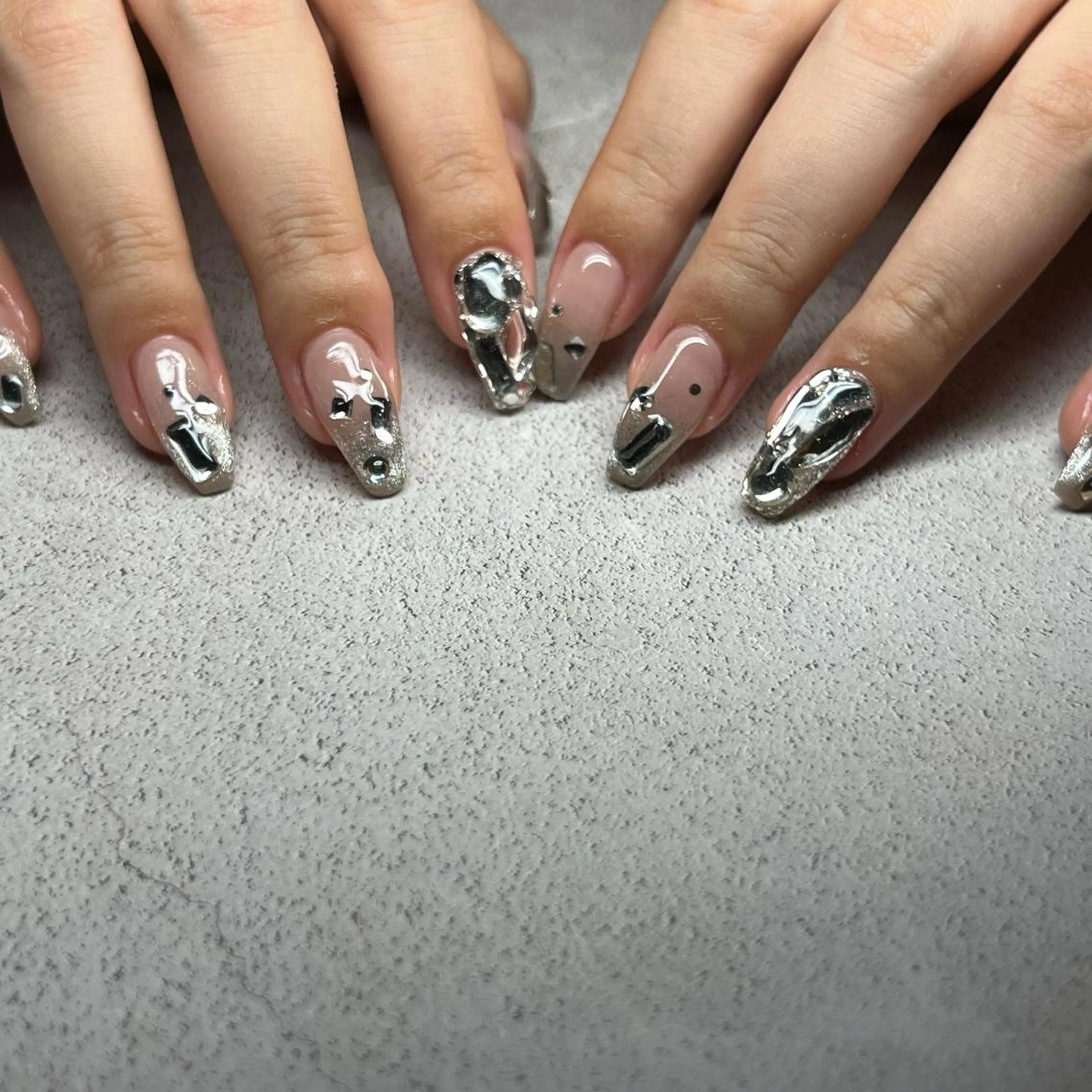 ネイル シルバー ハンドネイル 𝐫𝐚𝐢 𝐧𝐚𝐢𝐥の眉毛・アイブロウイメージ