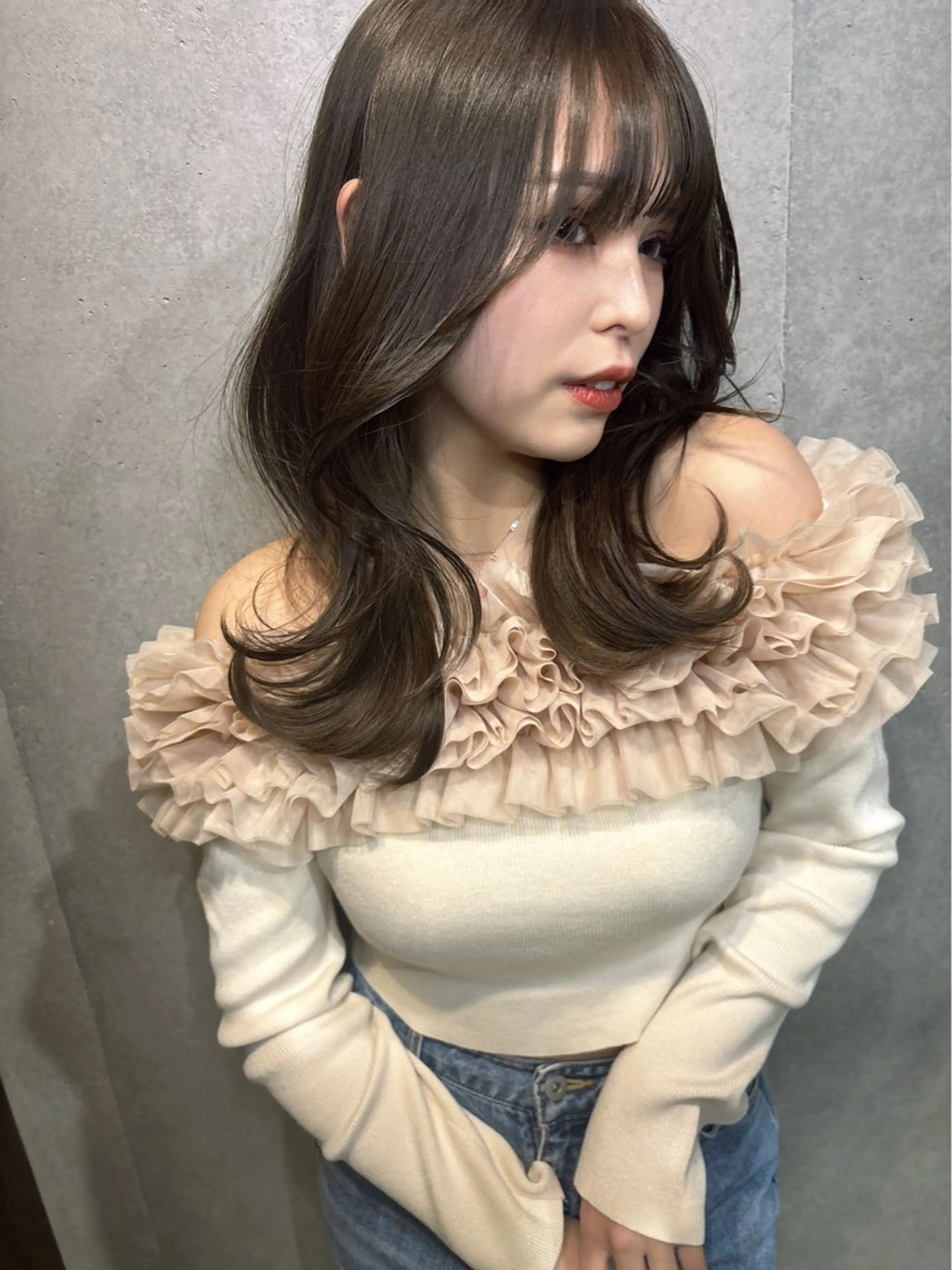 ミディアム カラー グレージュ オリーブグレージュ オリーブグレー くびれヘア カット ヘアカラー トリートメント レイヤーカット /透明感/千葉怜寿のヘアスタイル