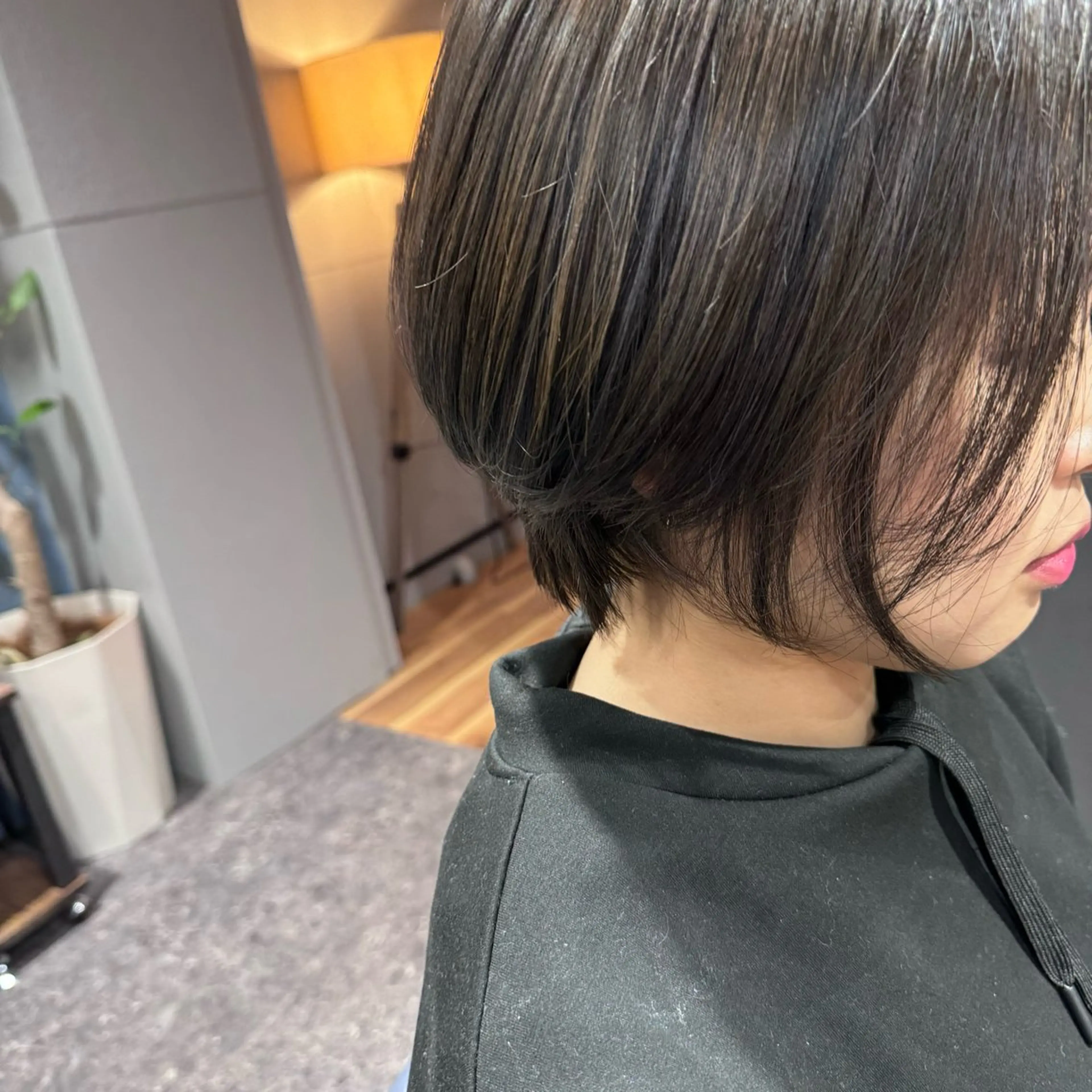 ショート カラー アッシュ ベージュカラー ブリーチ イルミナカラー 髪質改善 カット ヘアカラー トリートメント OAK 中目黒のヘアスタイル