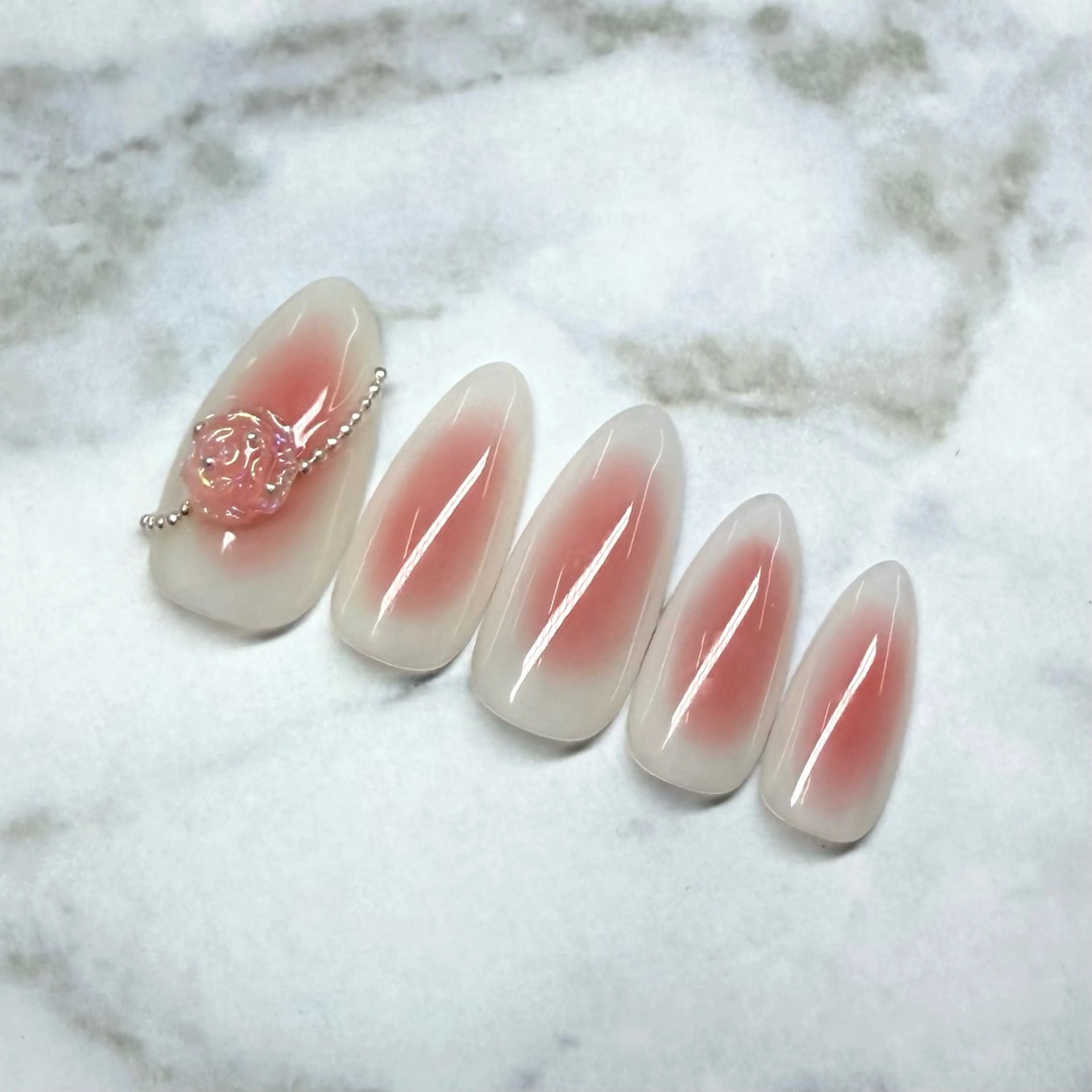 ネイル チークネイル ピンク ホワイト ハンドネイル Amie NAILのネイルデザイン