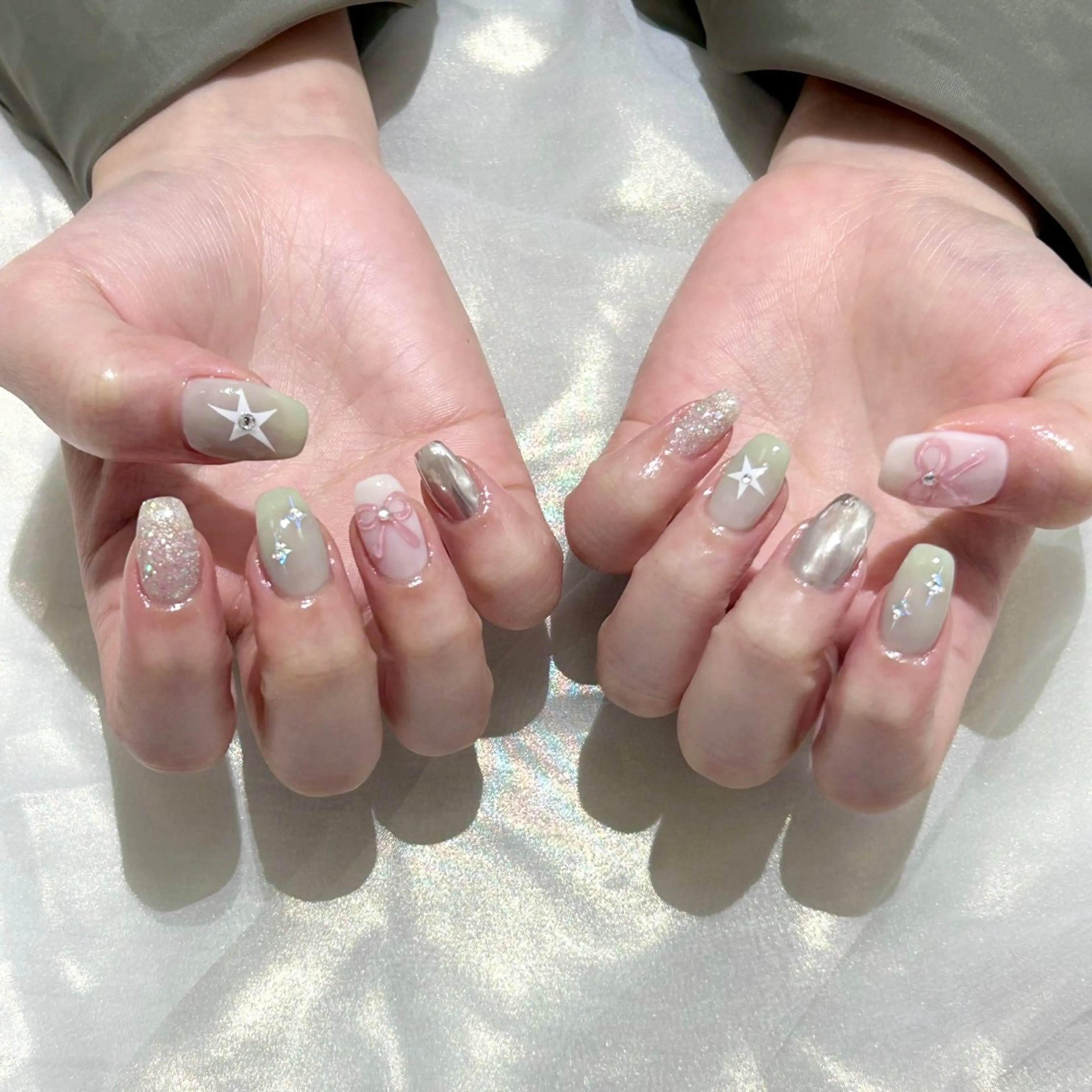 ネイル ミラーネイル リボン ハンドネイル 𝗮𝗶𝗿𝗶 🌙のネイルデザイン