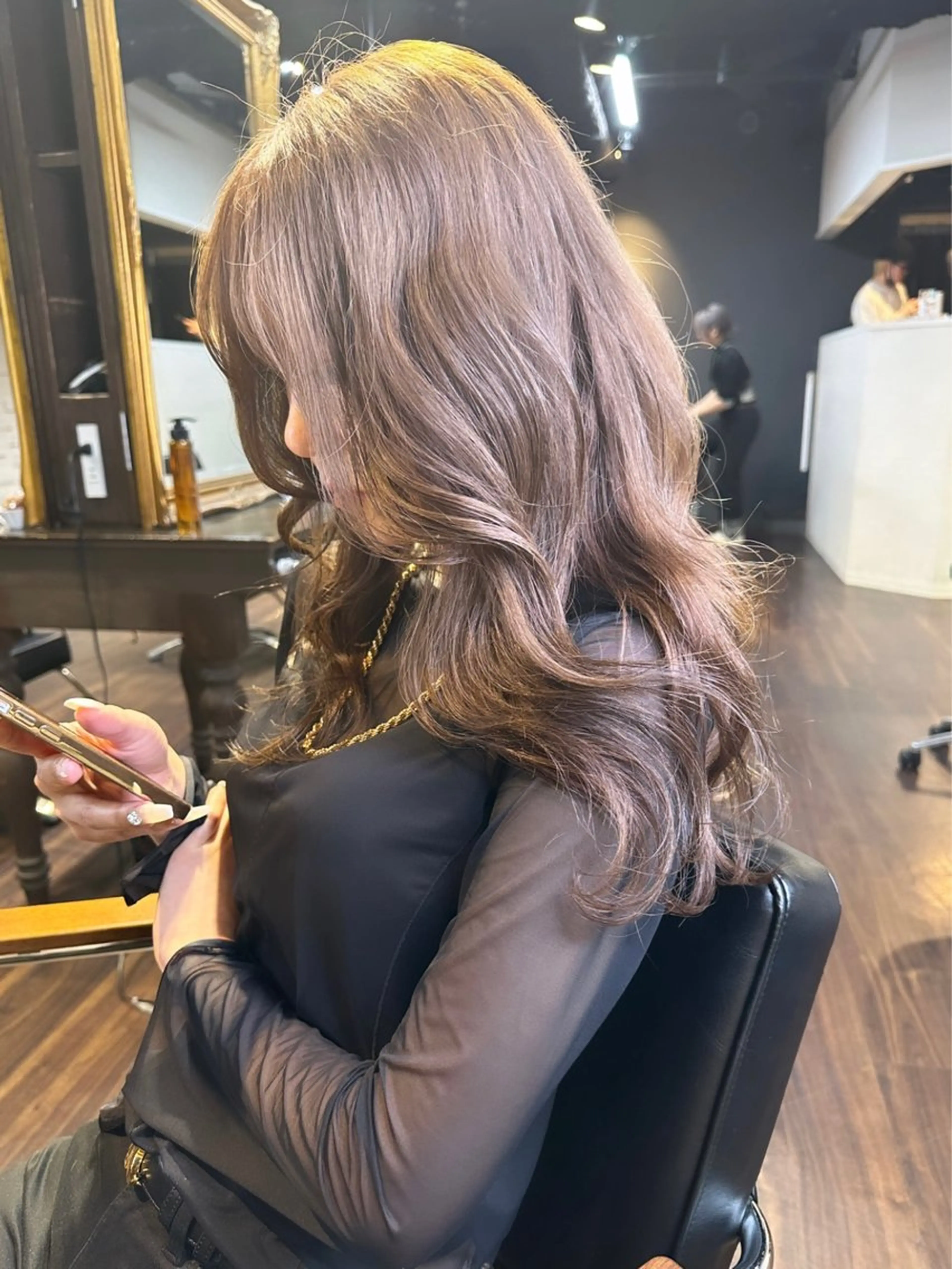 セミロング カラー ヘアアレンジ ベージュカラー ブリーチ イヤリングカラー ハイトーンカラー ミルクティーベージュ カット ヘアカラー トリートメント 髪質改善/レイヤー ダブルカラー塚本耀のヘアスタイル