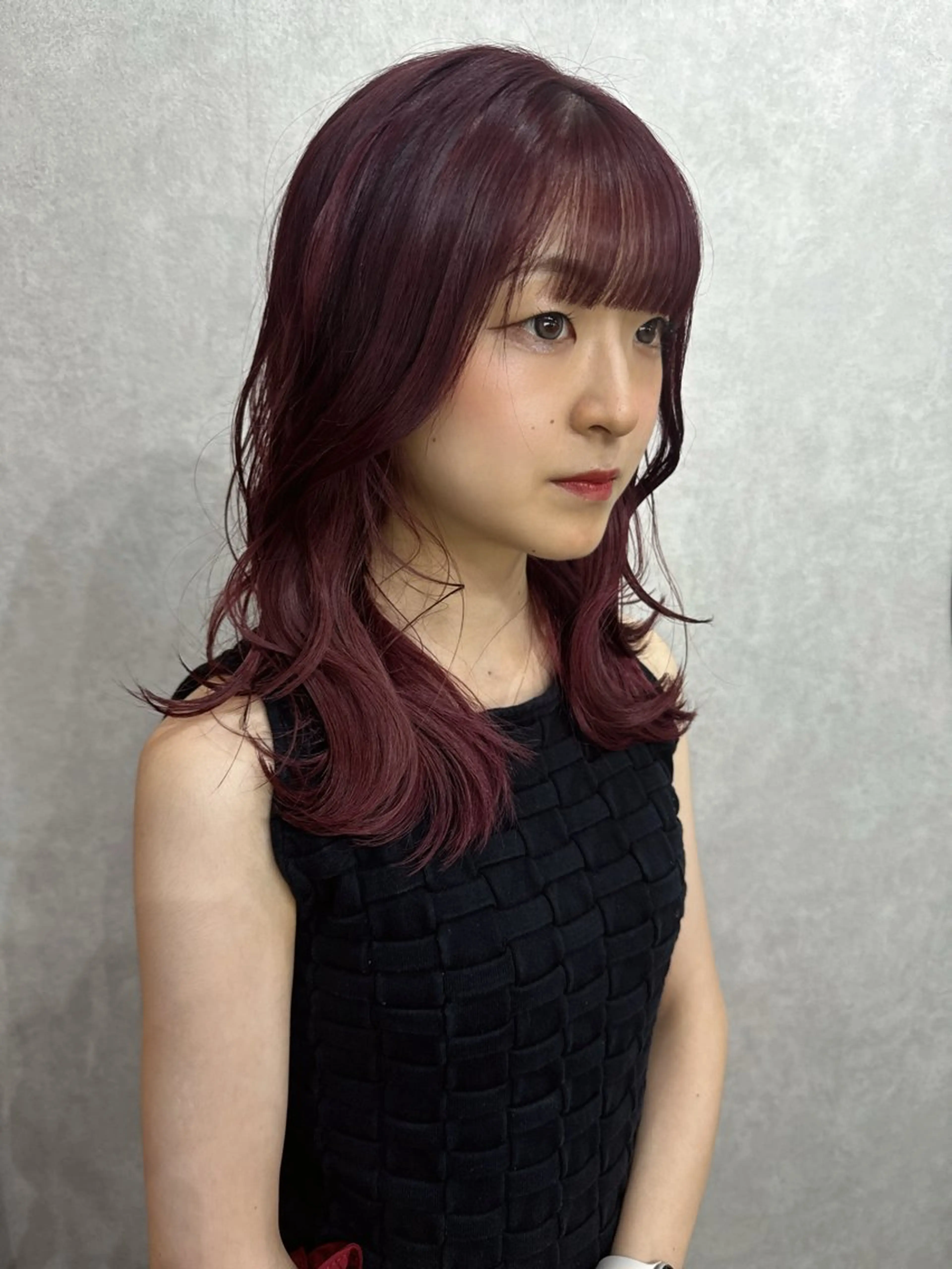 セミロング カラー カシス レッドカラー AIRI layer cut hairのヘアスタイル