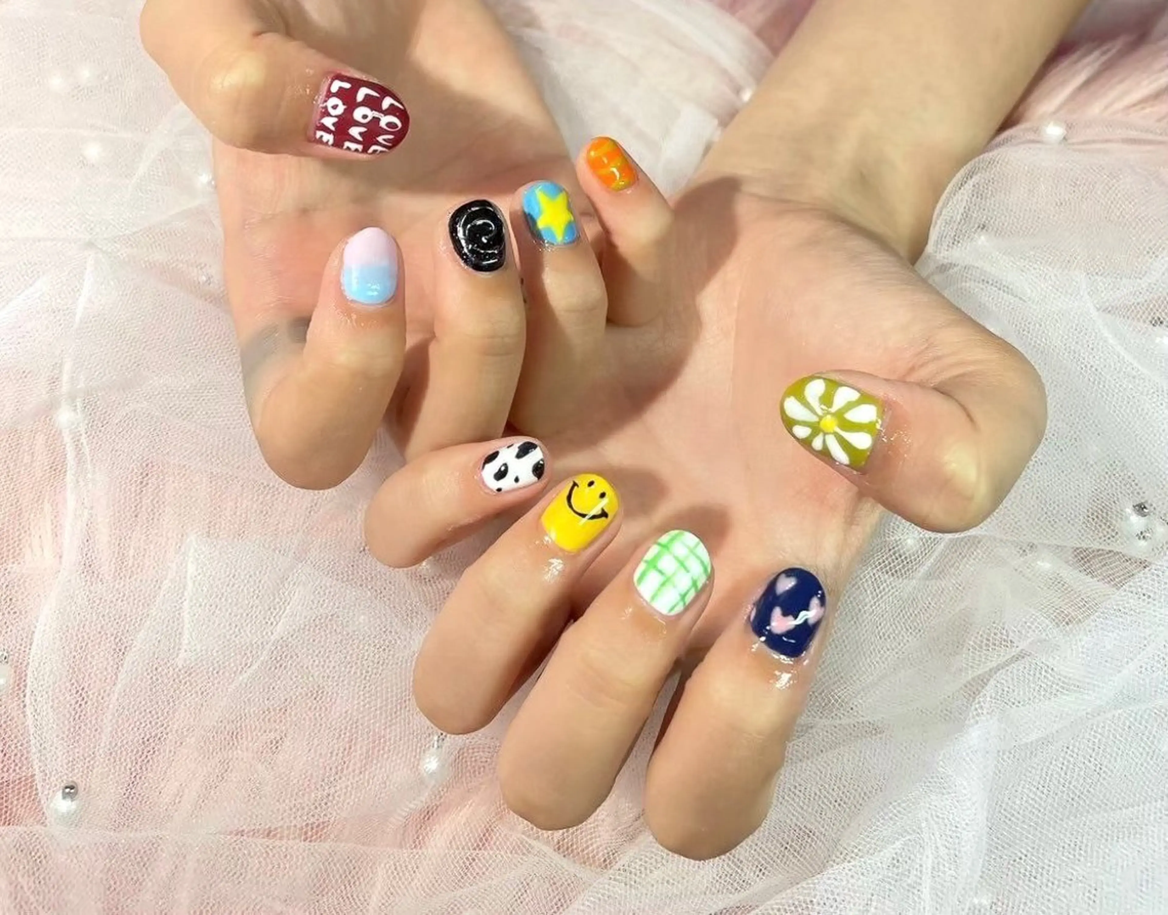 ネイル 持ち込み ロエ所属・Lowé いちごのネイルデザイン