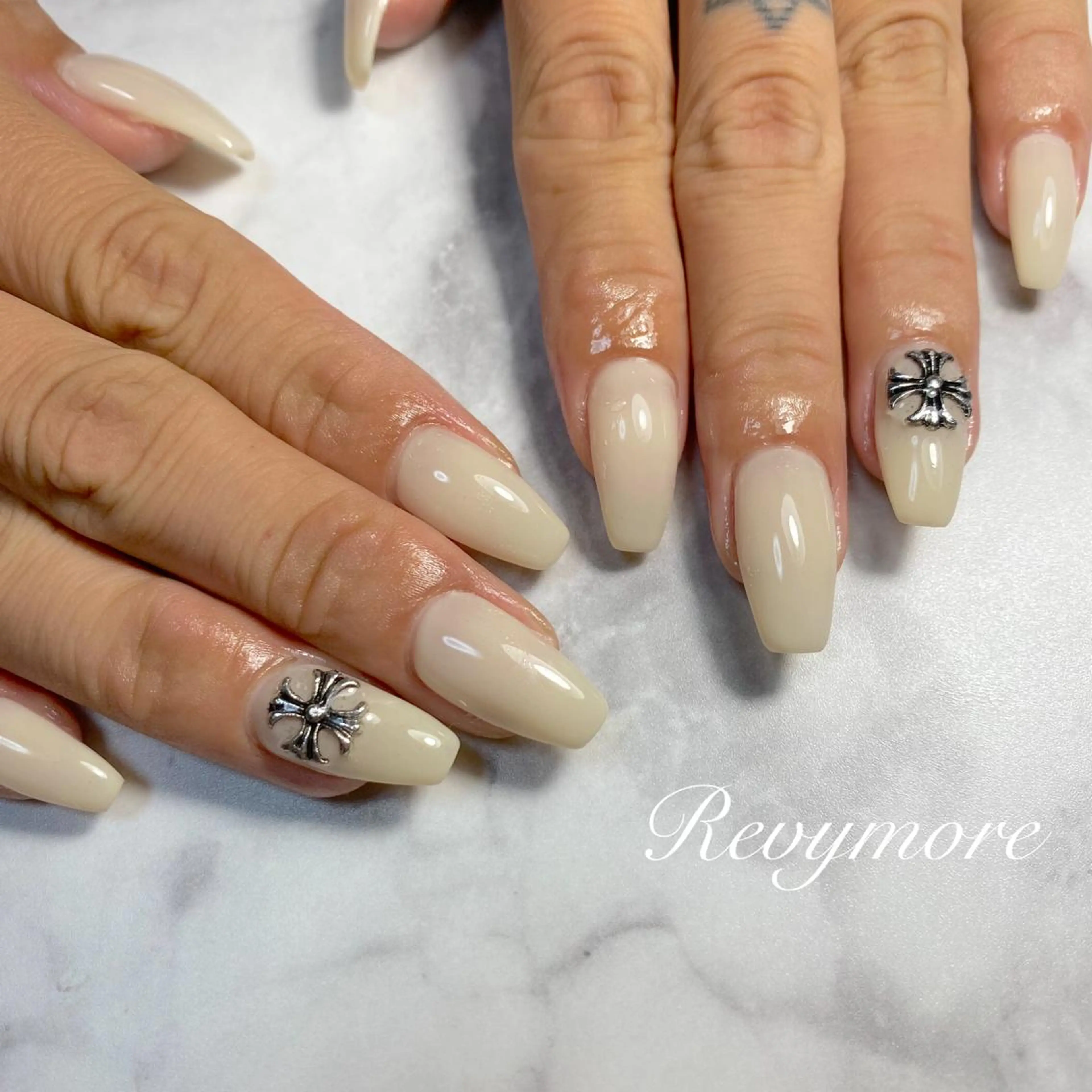 ミディアム ネイル 韓国風ヘア ジェルネイル キラキラネイル 韓国ネイル ニュアンスネイル nail salon Revymore所属・nail salon Revymoreのネイルデザイン