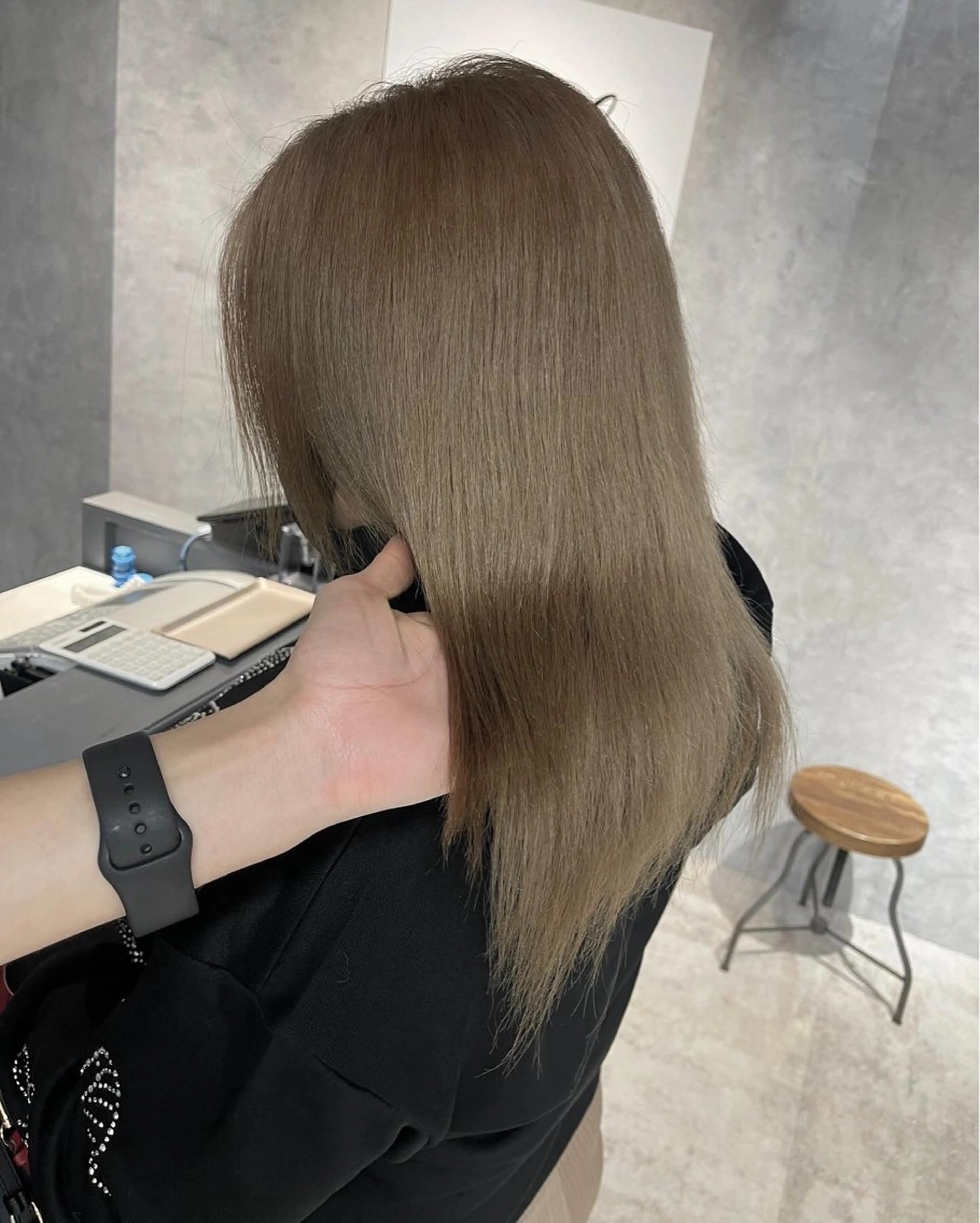 セミロング カラー ブリーチ ケアブリーチ カット ヘアカラー オフホワイトアンドなんば所属・福西 洋斗のヘアスタイル