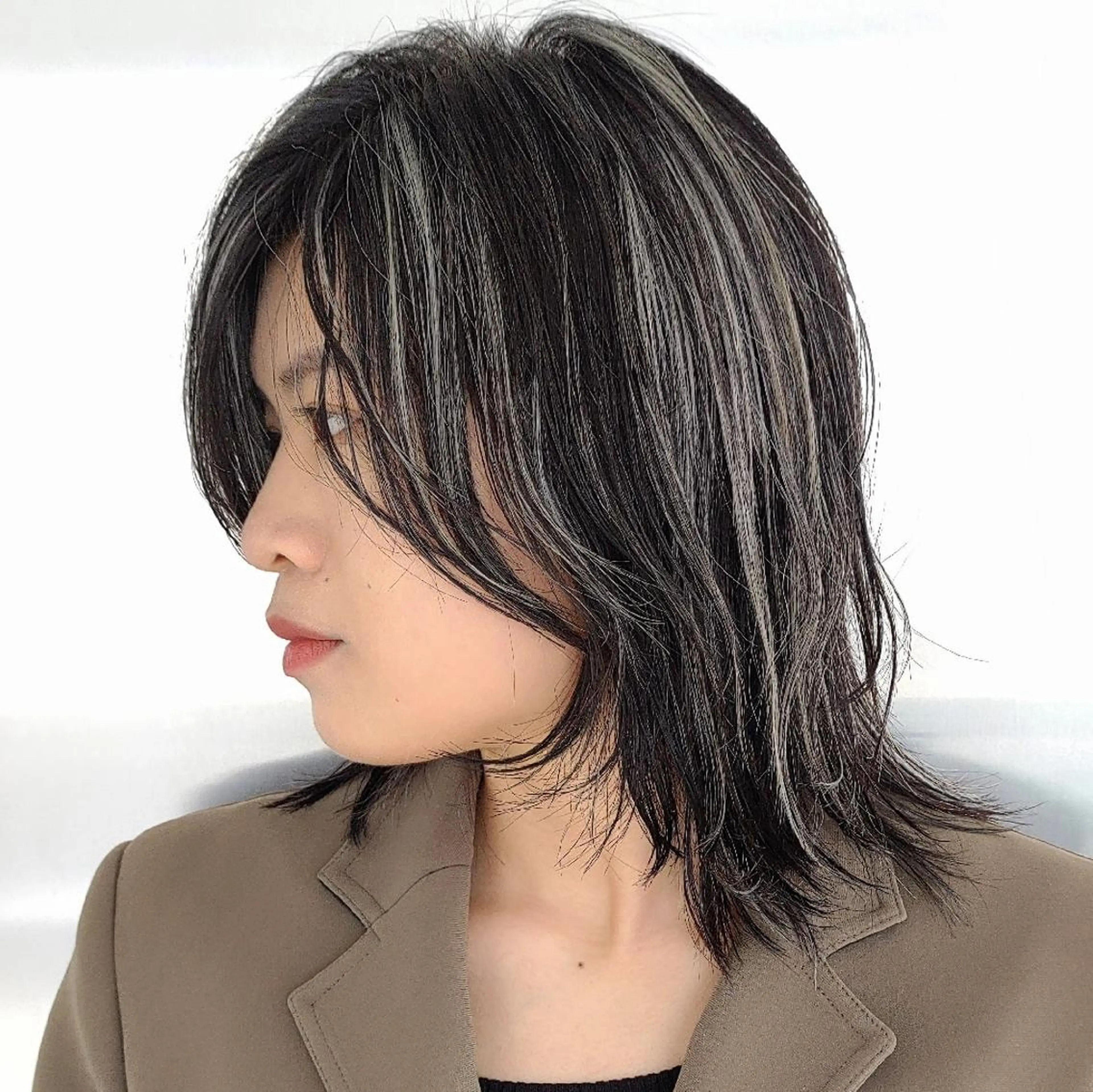 ミディアム カラー 黒髪 ブリーチ ハイライトカラー シルバー ハイライト Salon de Chloe所属・イシグリ イチのヘアスタイル