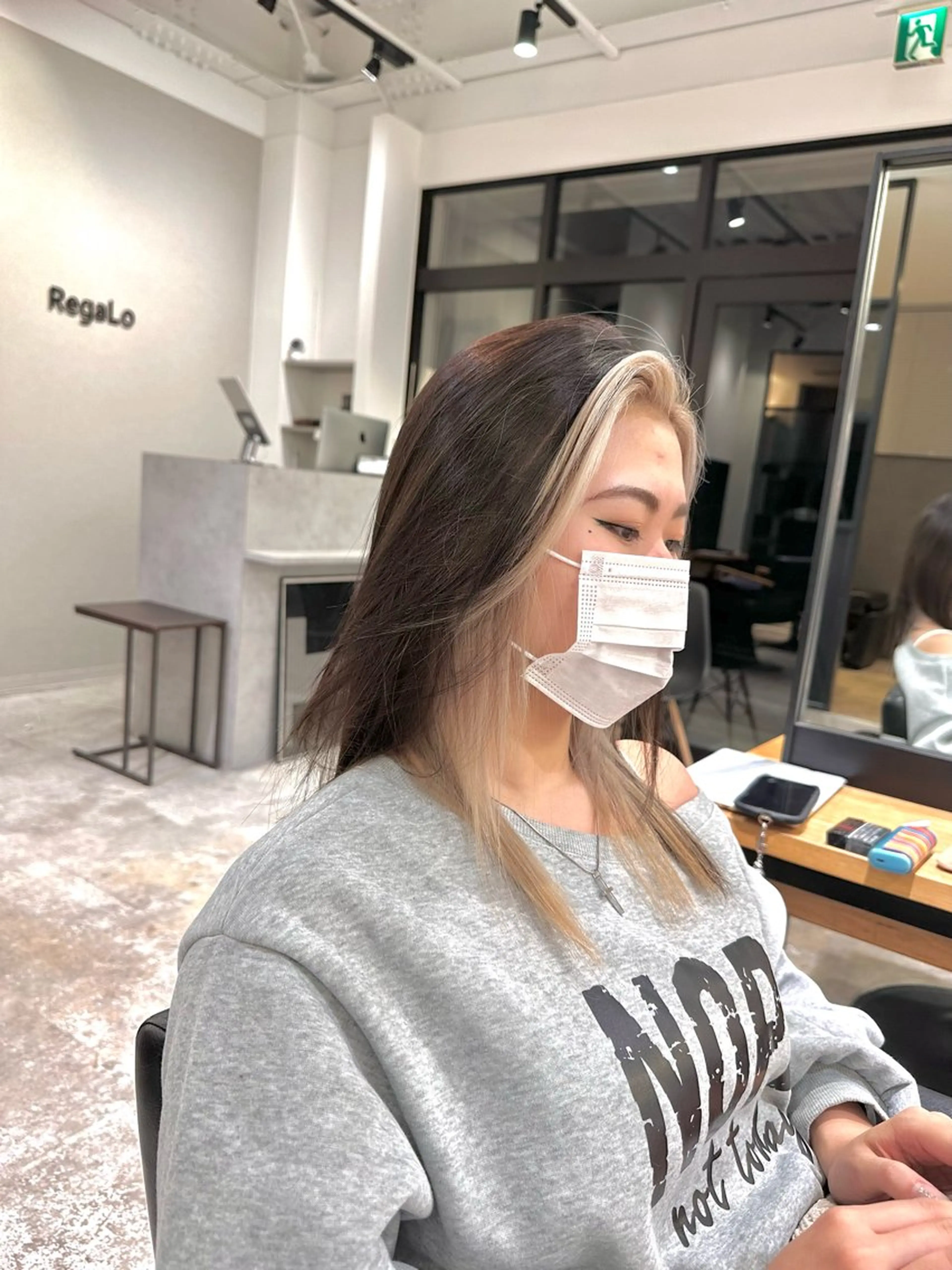 ケアブリーチ＋インナーカラー、イヤリングの写真